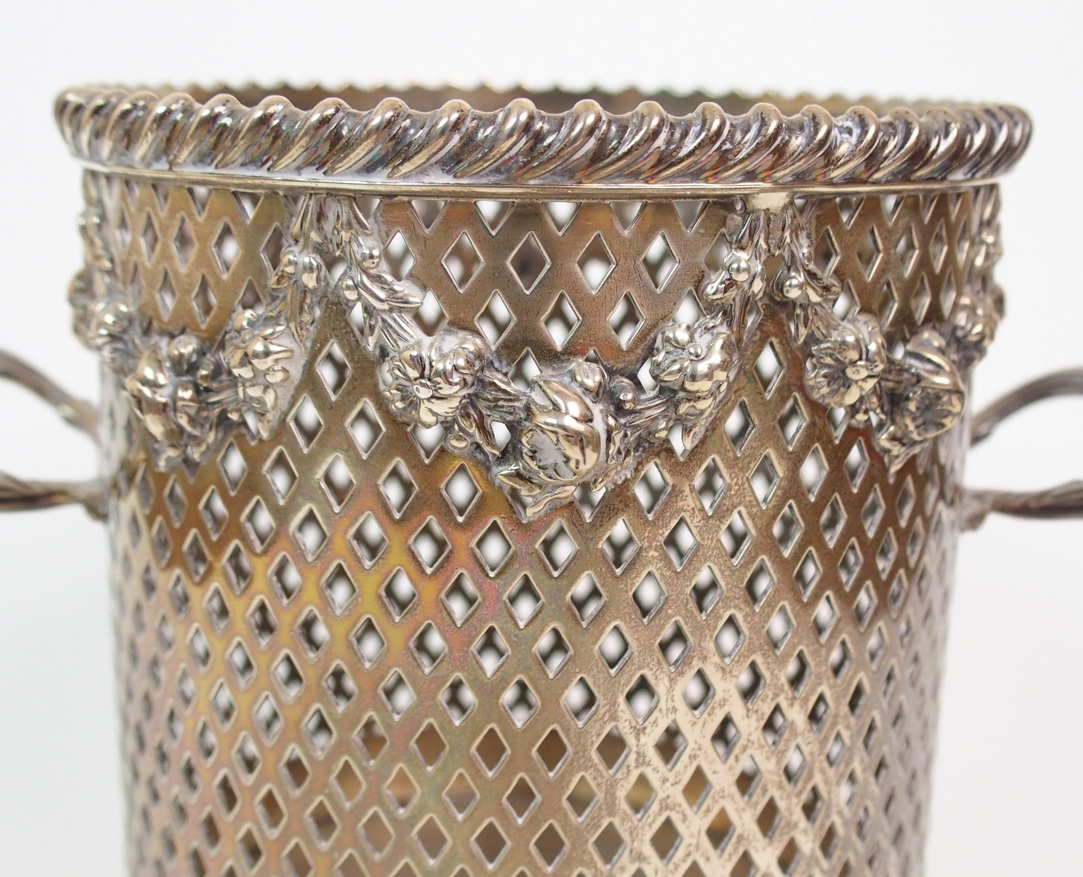 A GEORGE V SILVER BOTTLE STAND by Goldsmiths & Silversmiths Co., London 1911 of cylindrical form - Image 3 of 9