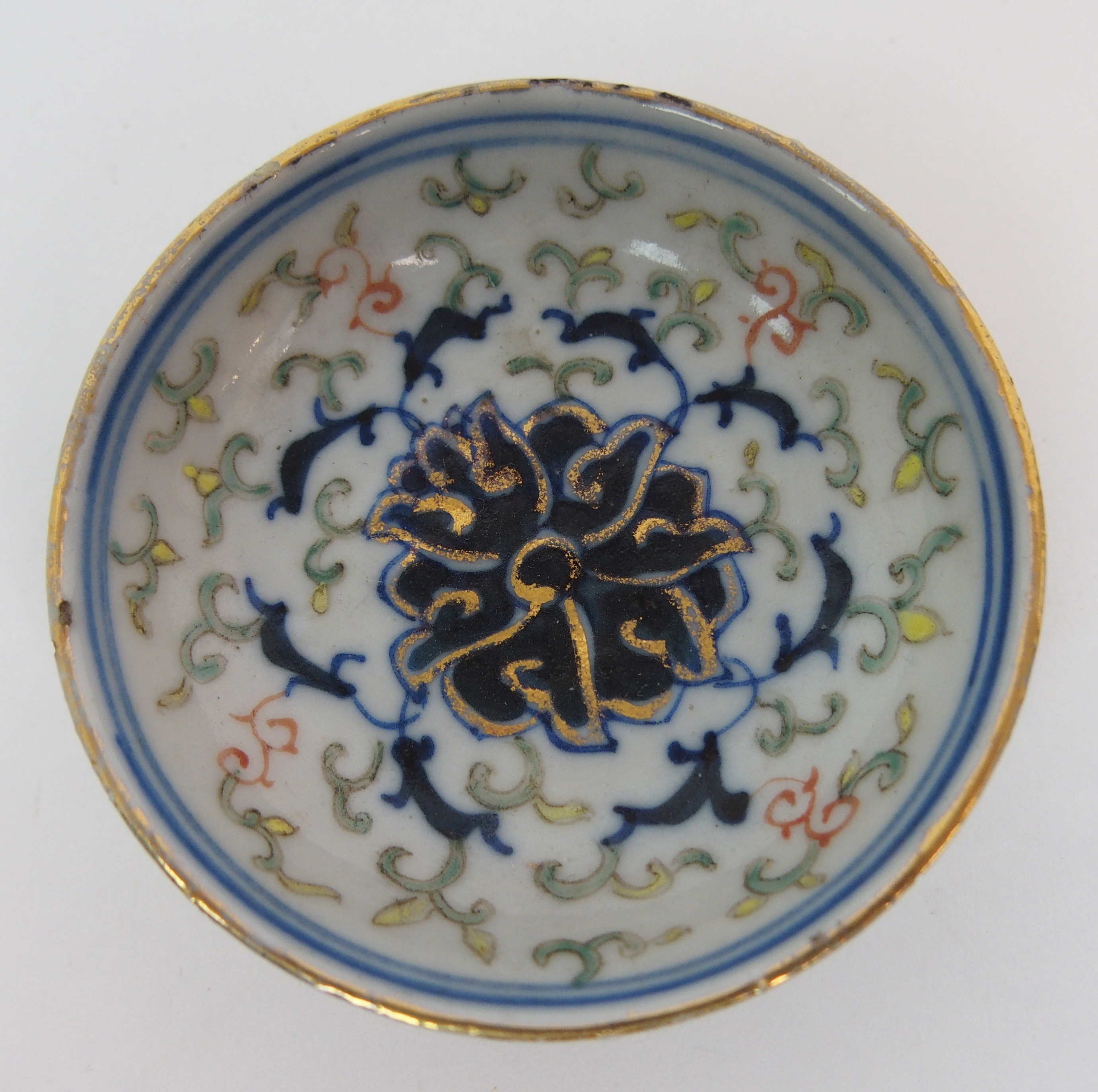 A CHINESE EXPORT SOUP PLATE painted with figures beside a pavilion within a border of landscape - Image 10 of 10