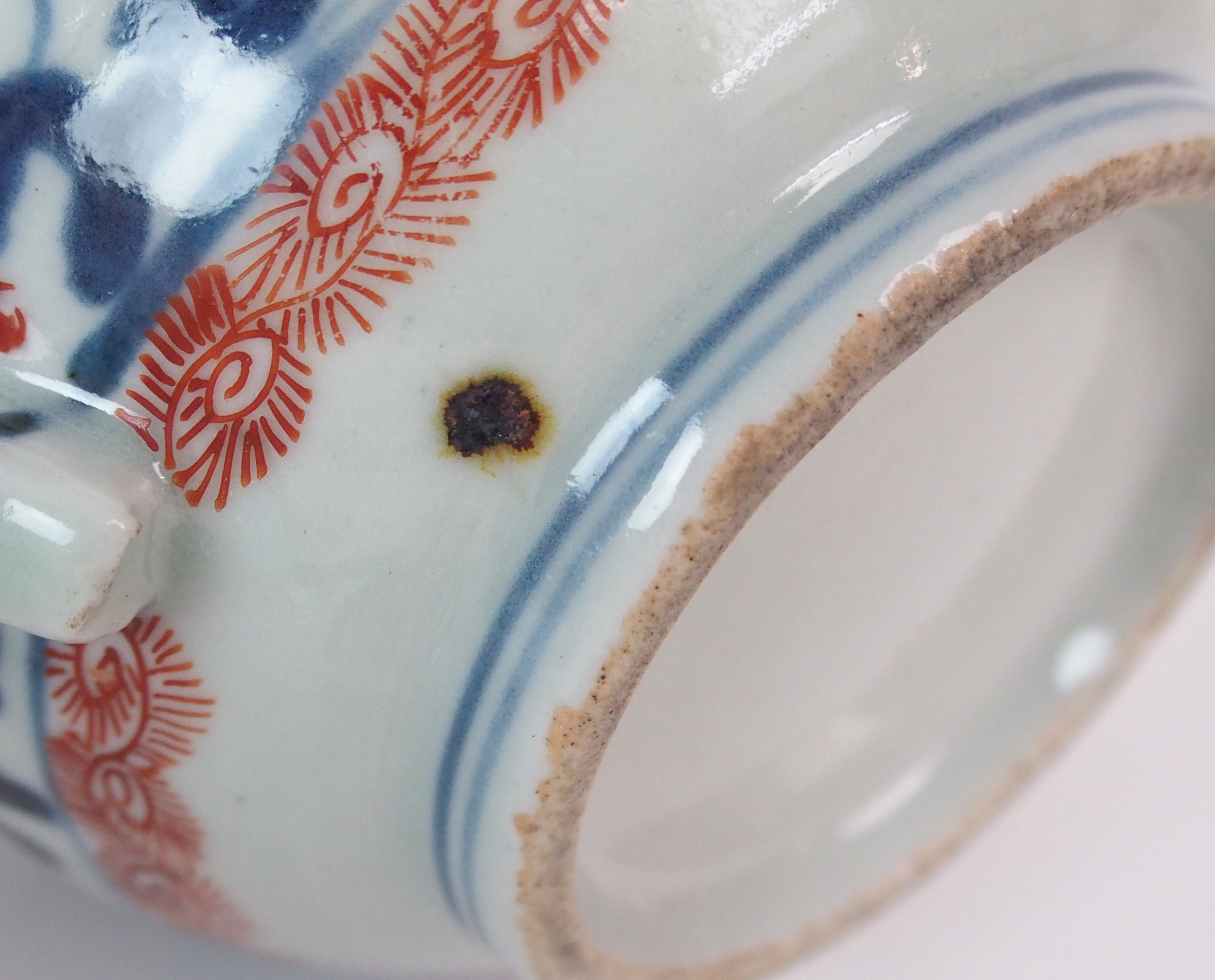 A CHINESE EXPORT GLOBULAR TEAPOT AND COVER painted with blue and iron red vermiculated ground and - Image 9 of 10