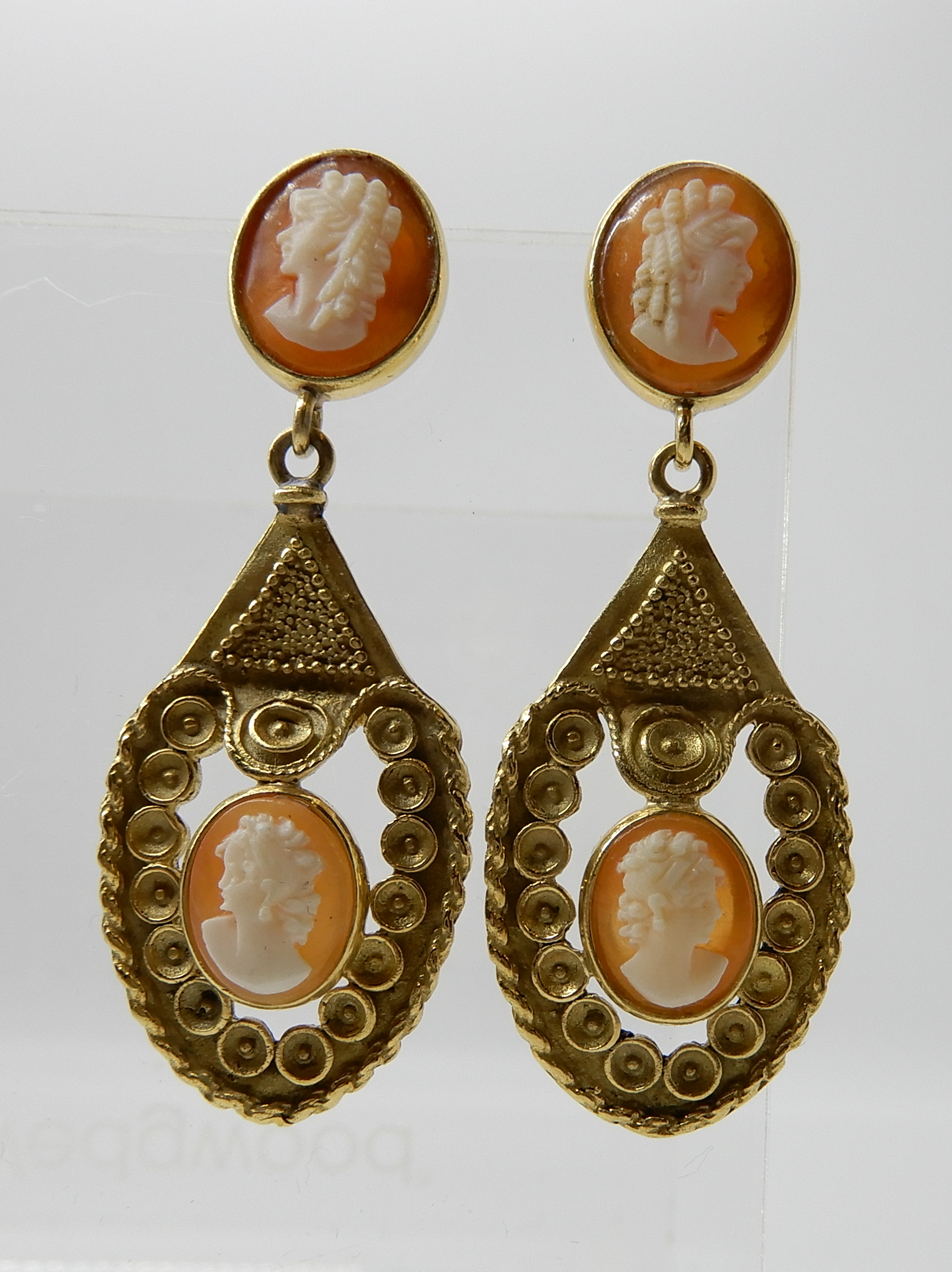 A PAIR OF 18CT GOLD CAMEO EARRINGS with decorative mounts, post and butterfly fitting. Stamped 750 - Image 2 of 4