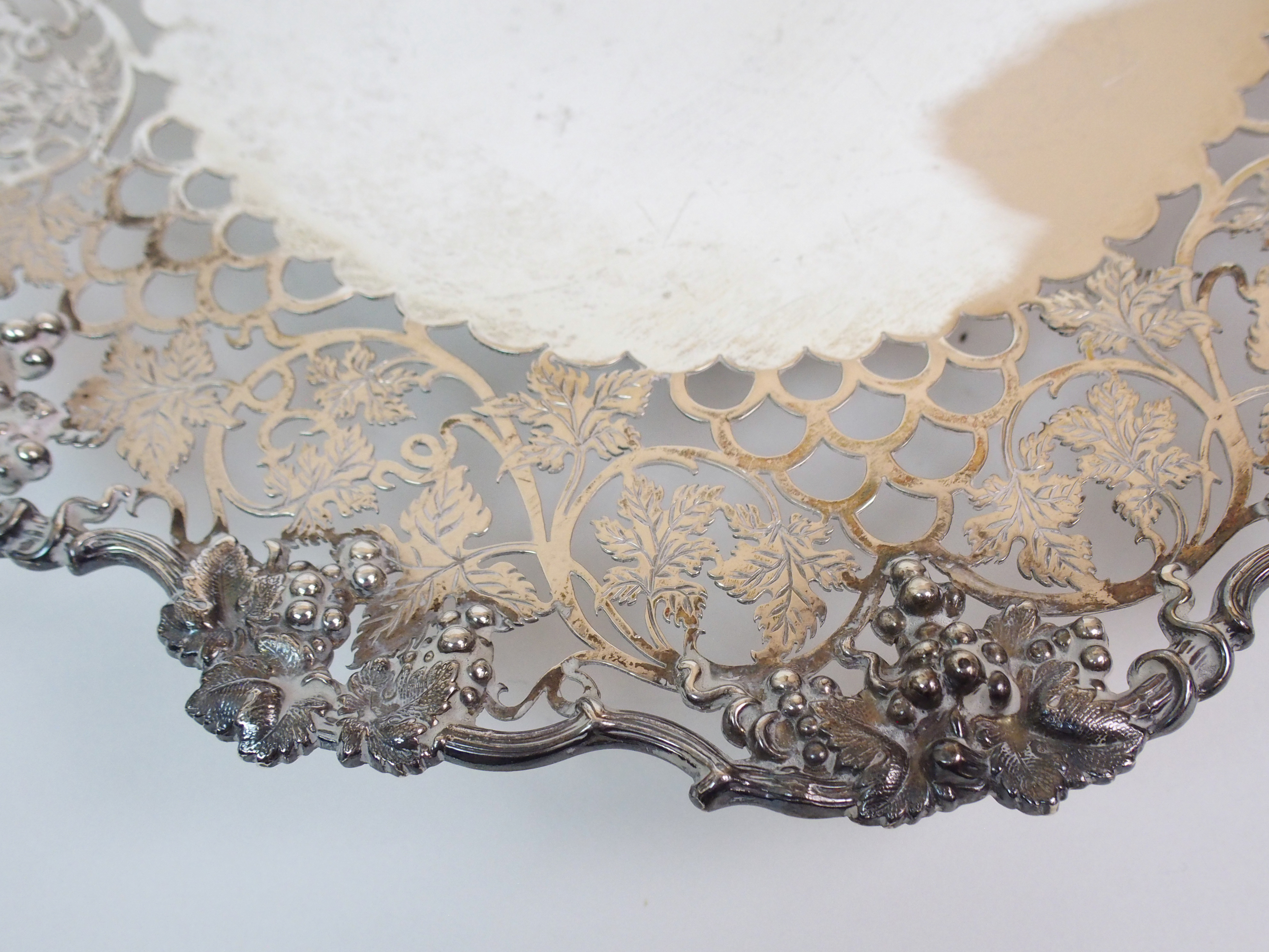 A SILVER FRUIT DISH by James Dixon & Sons, Sheffield 1946, of circular form, the scalloped rim - Image 3 of 7