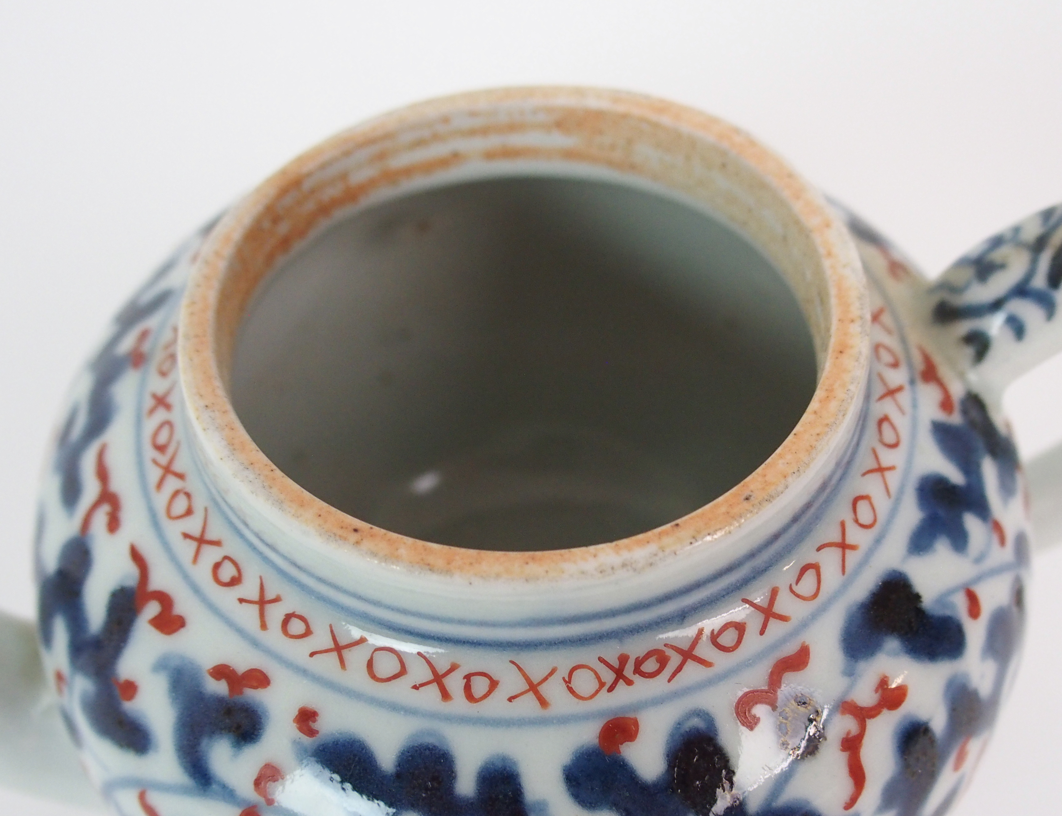 A CHINESE EXPORT GLOBULAR TEAPOT AND COVER painted with blue and iron red vermiculated ground and - Image 6 of 10