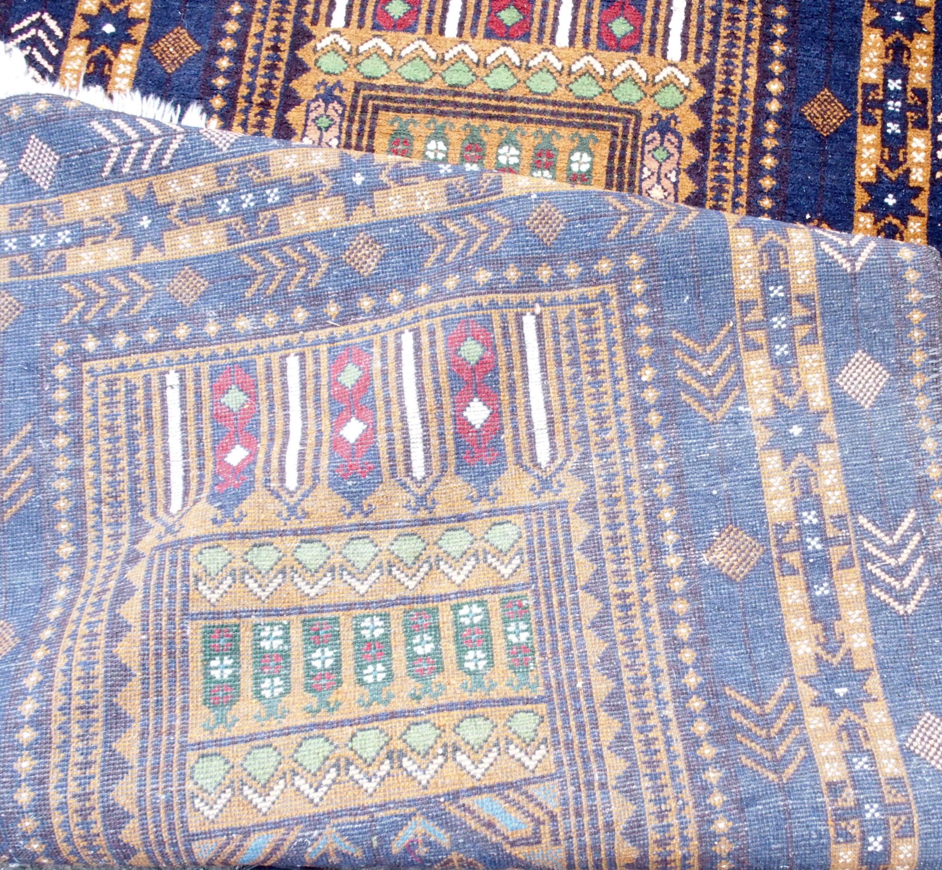 A QUASQAI RUG with ten columns with geometric design, 213cm x 127cm and a blue ground Eastern rug - Image 10 of 10