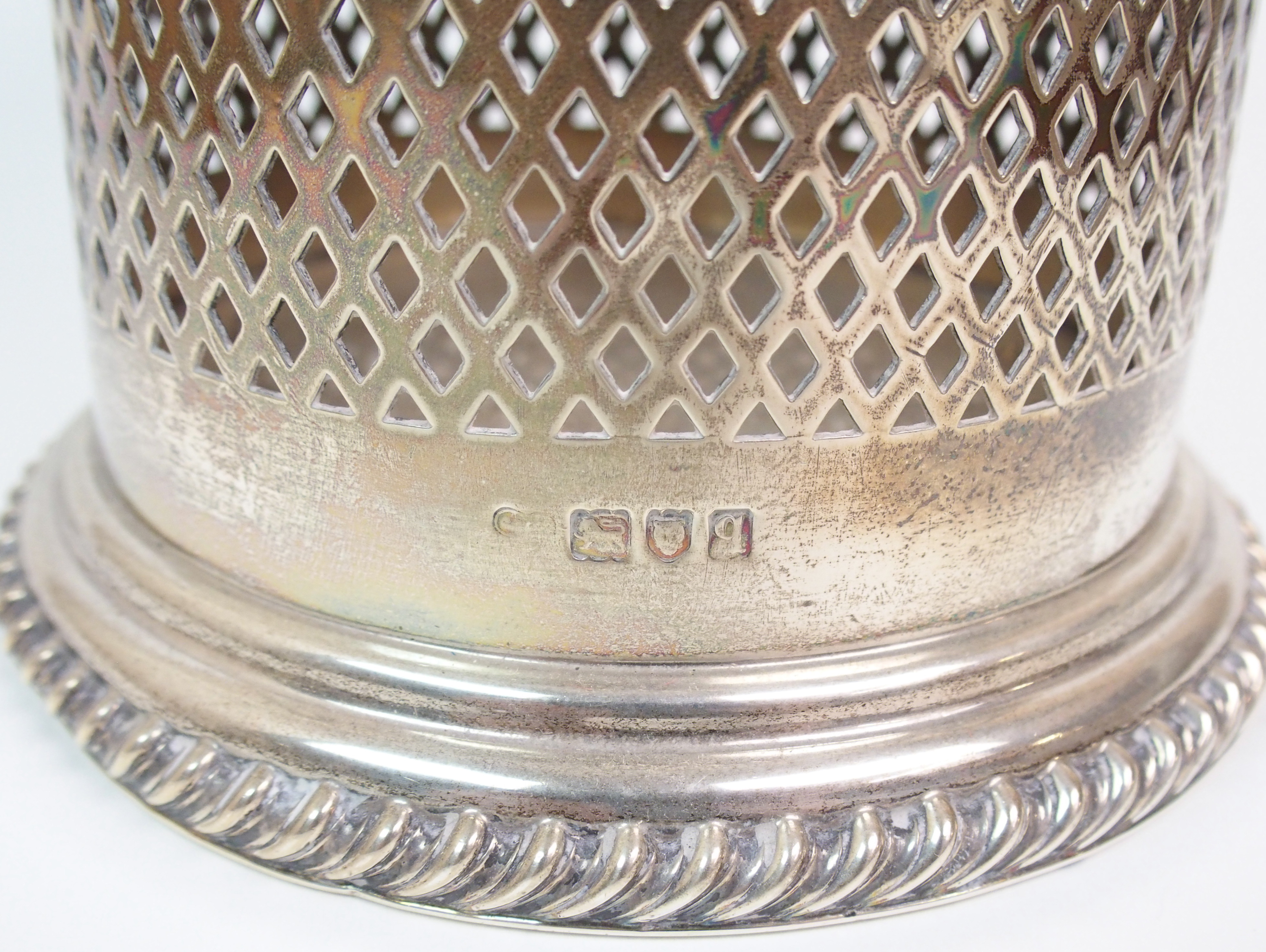 A GEORGE V SILVER BOTTLE STAND by Goldsmiths & Silversmiths Co., London 1911 of cylindrical form - Image 2 of 9