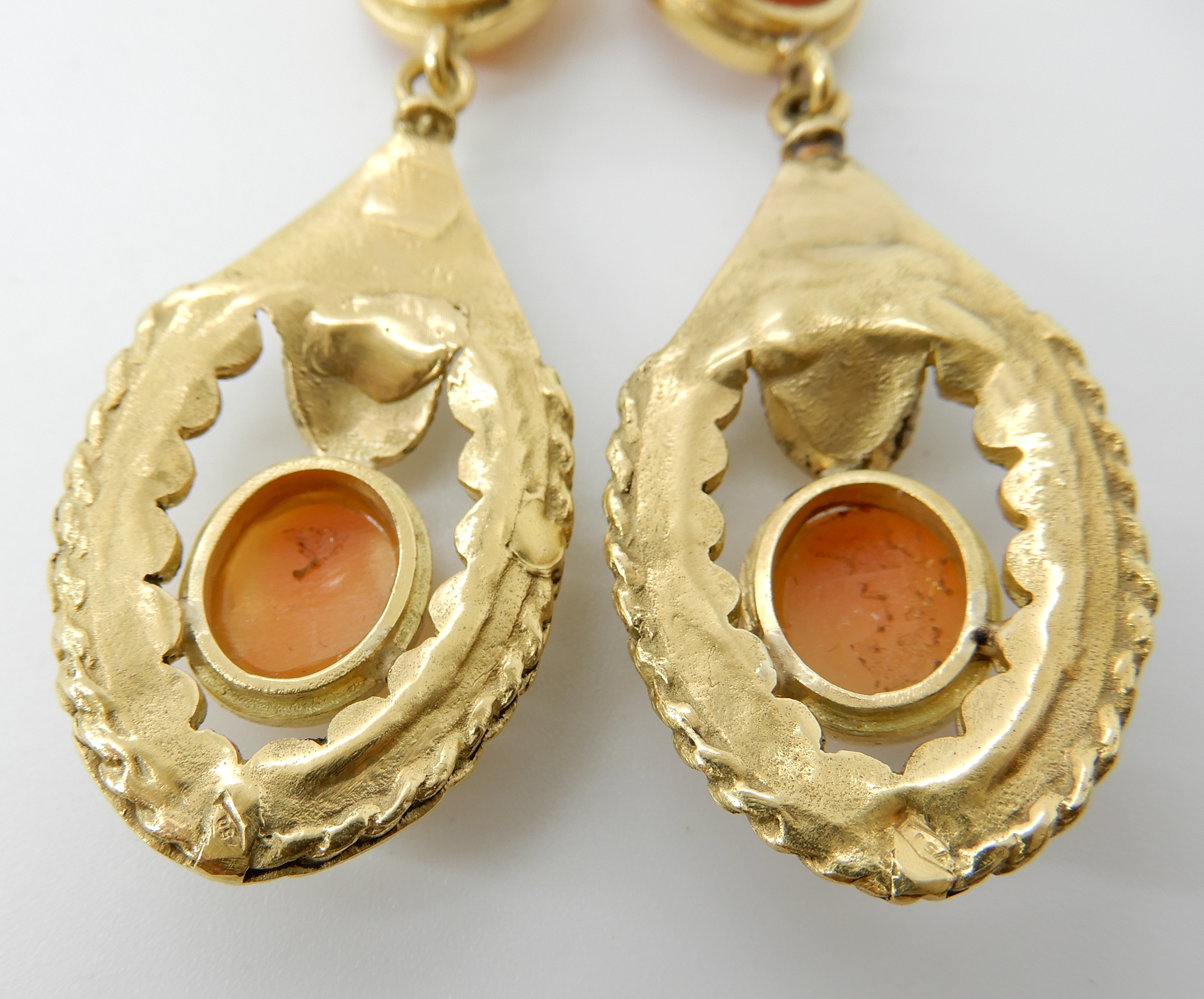 A PAIR OF 18CT GOLD CAMEO EARRINGS with decorative mounts, post and butterfly fitting. Stamped 750 - Image 4 of 4
