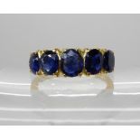 AN 18CT GOLD FIVE STONE SAPPHIRE RING sapphires range in size from approximately 6.3mm x 4.9mm x 2.