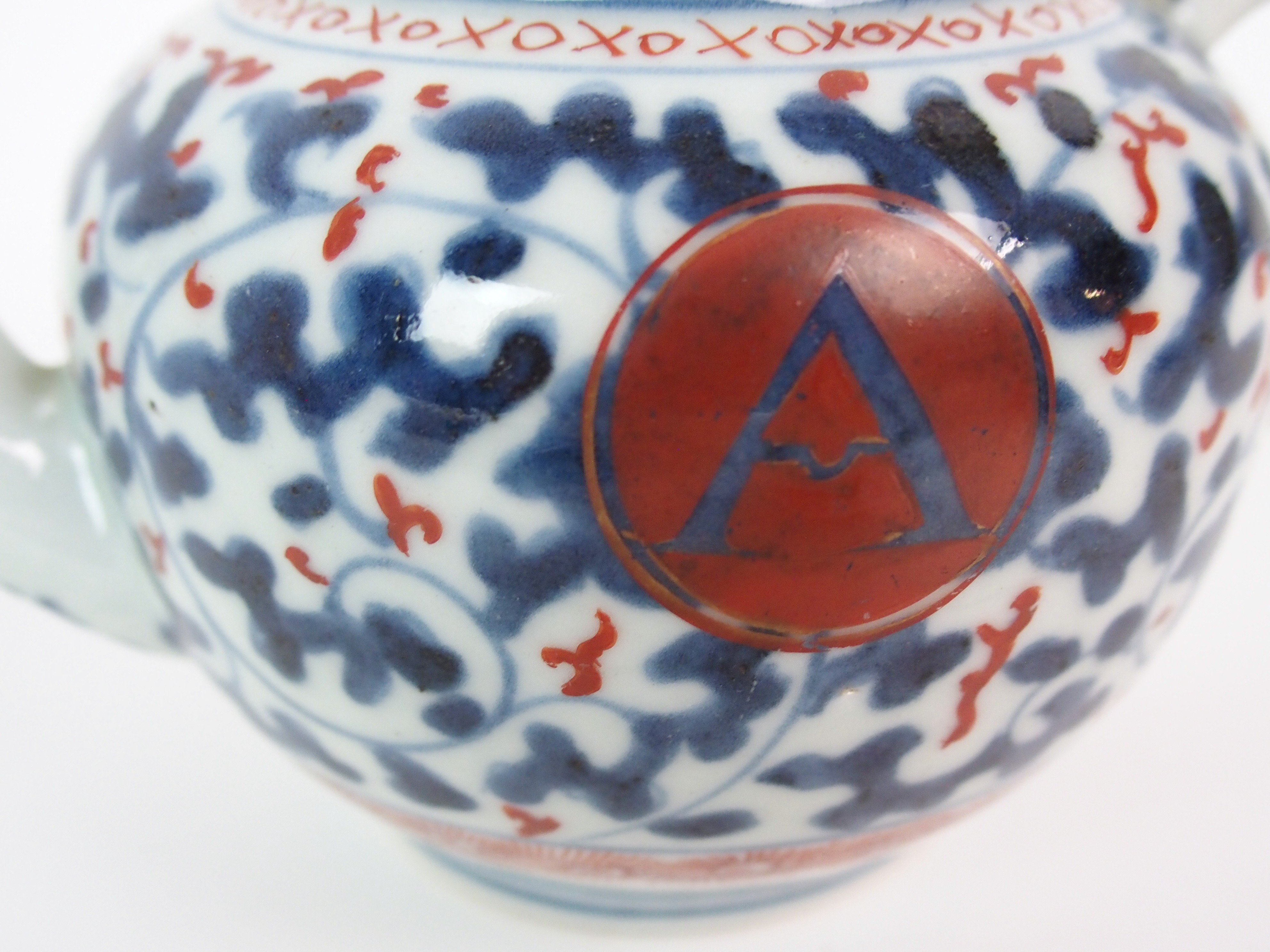 A CHINESE EXPORT GLOBULAR TEAPOT AND COVER painted with blue and iron red vermiculated ground and - Image 7 of 10