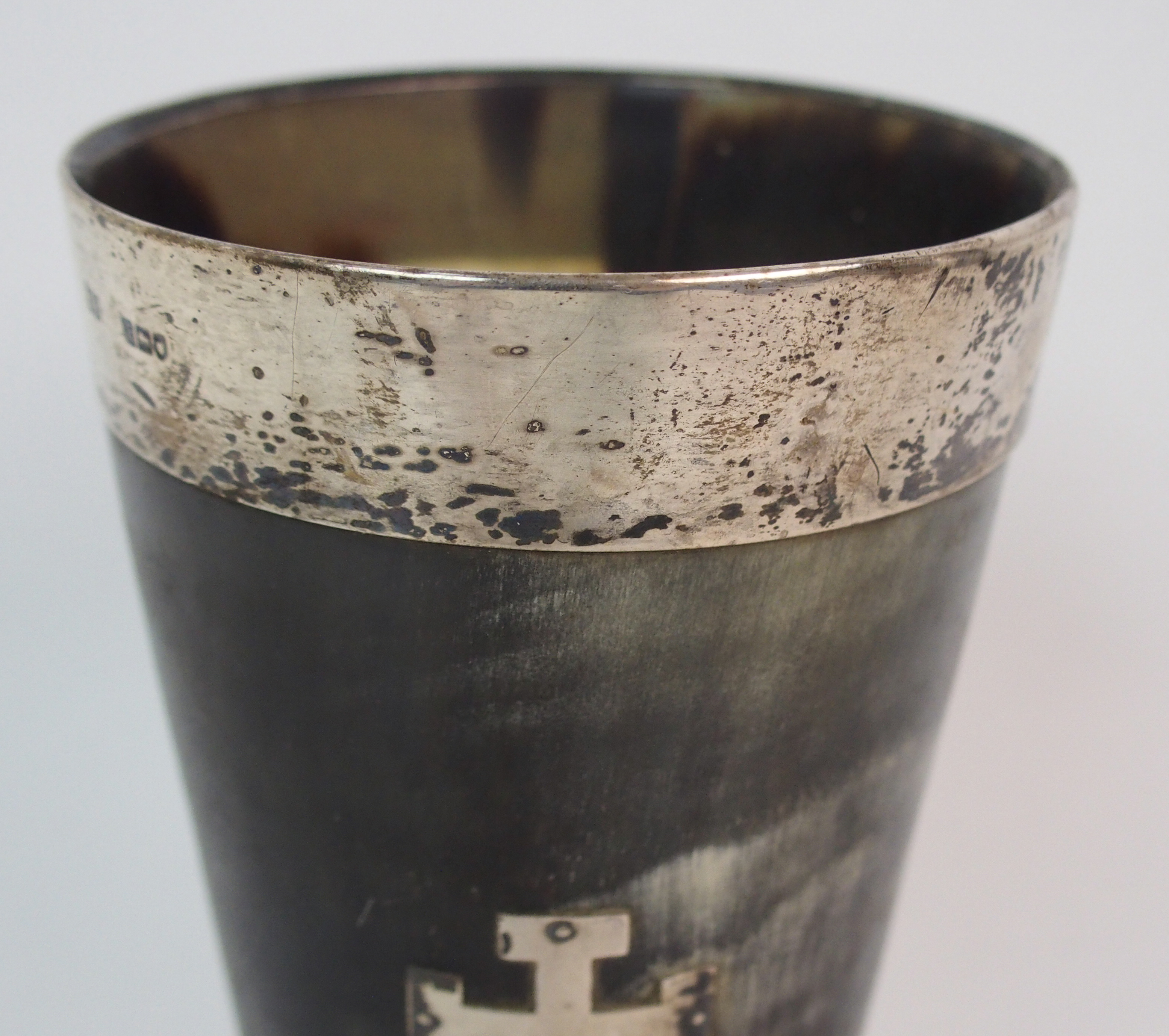 AN EDWARDIAN SILVER MOUNTED HORN BEAKER by Robert Pringle & Son, London 1905, of tapering - Image 3 of 8