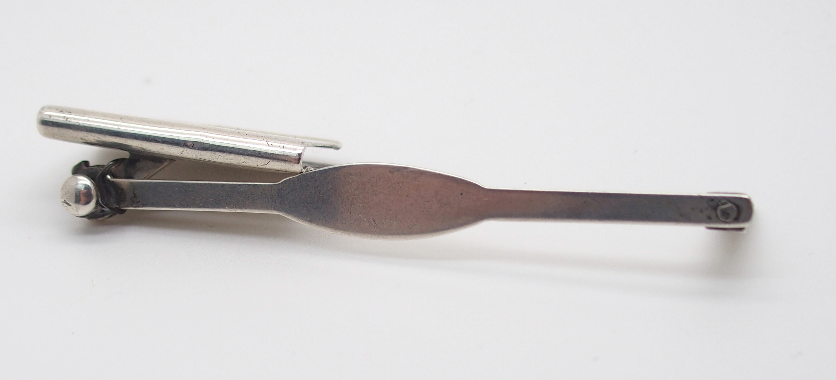 A SILVER BOOKMARK / PAGE KEEPER by Asprey & Co. Limited, London 1926, PAT No. 257529, 7cm long, 8gms - Image 6 of 6