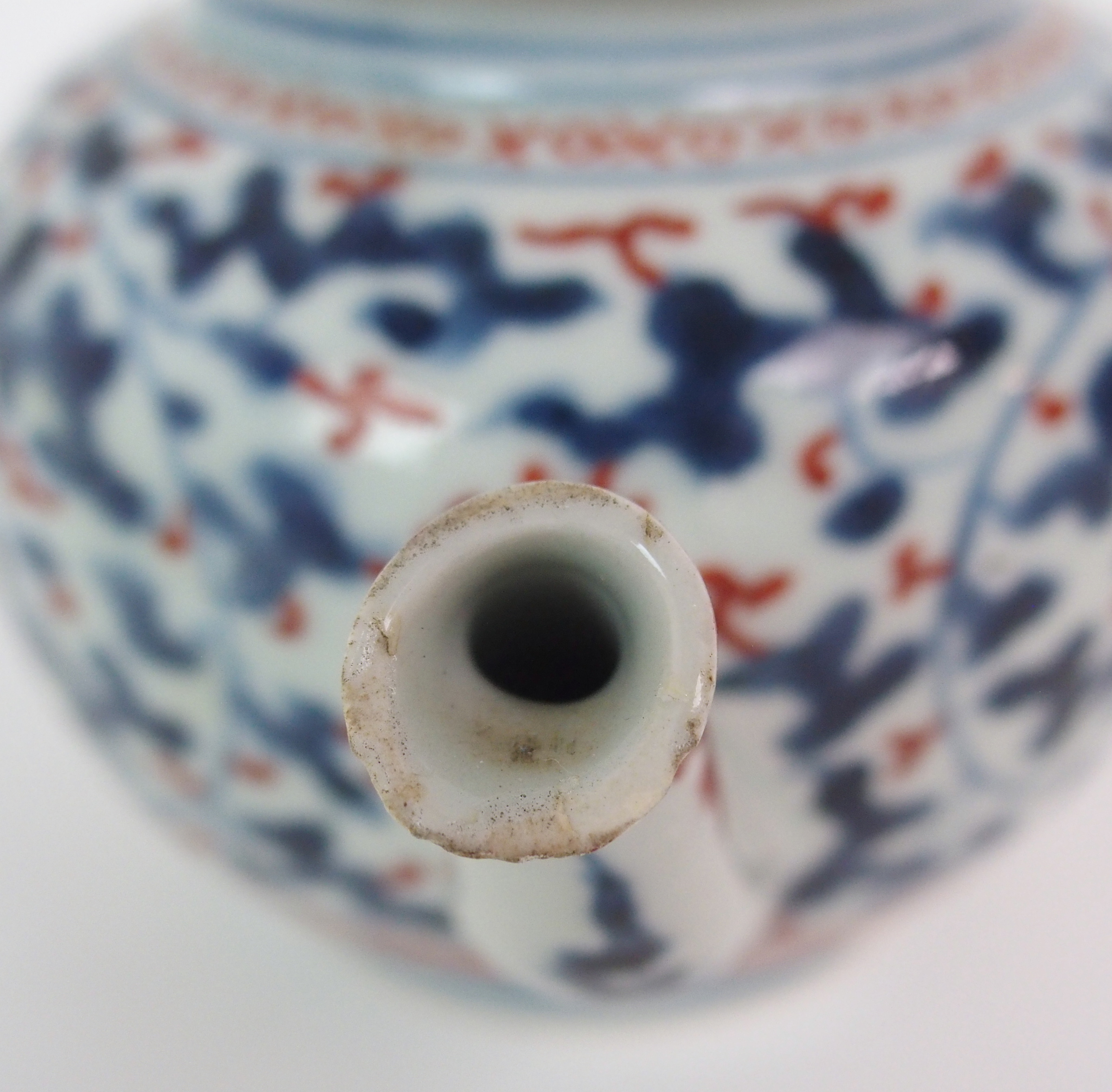 A CHINESE EXPORT GLOBULAR TEAPOT AND COVER painted with blue and iron red vermiculated ground and - Image 5 of 10