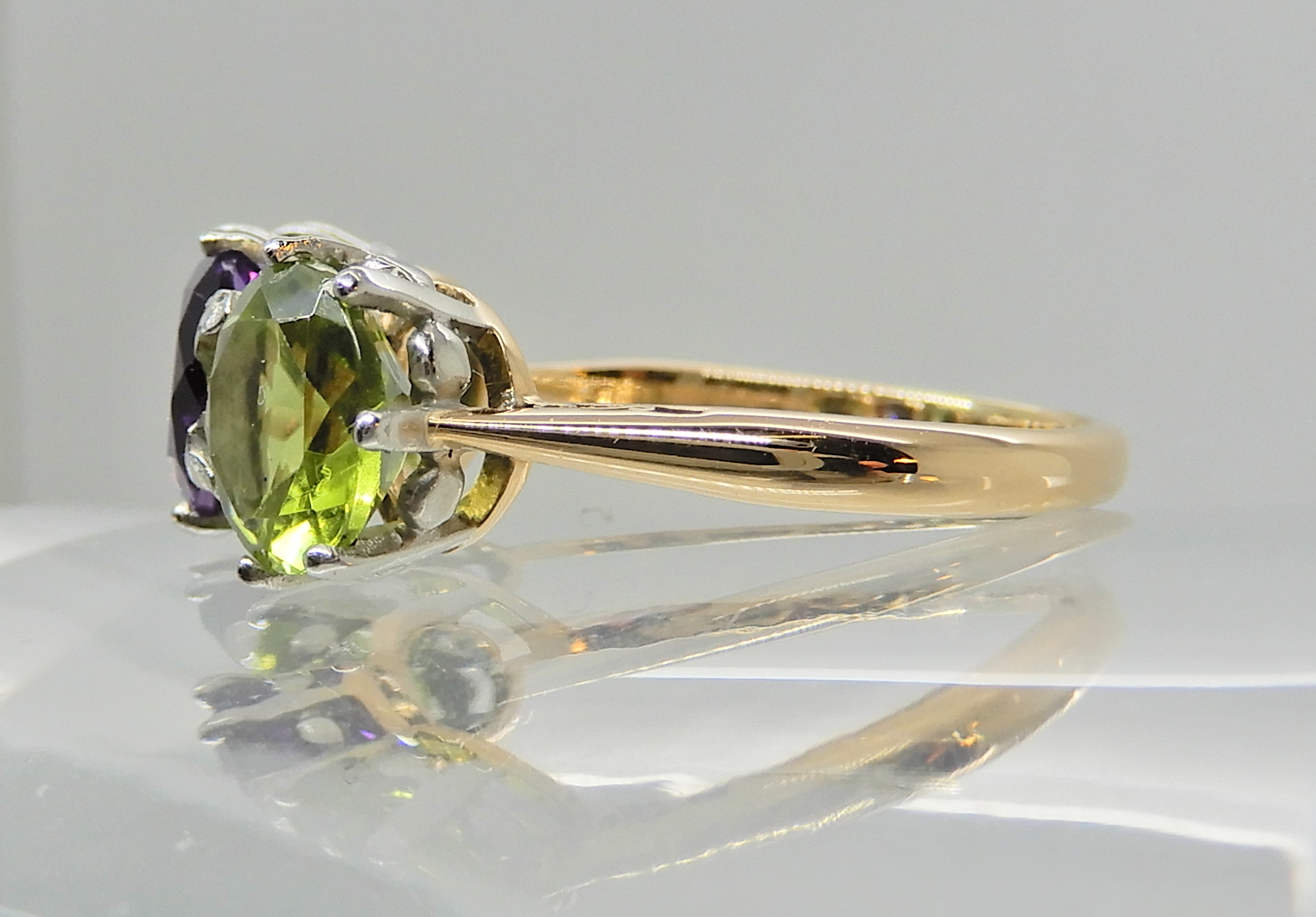 An 18ct gold and platinum peridot and amethyst three stone ring, Finger size N1/2 weight 4.1gms - Image 3 of 3