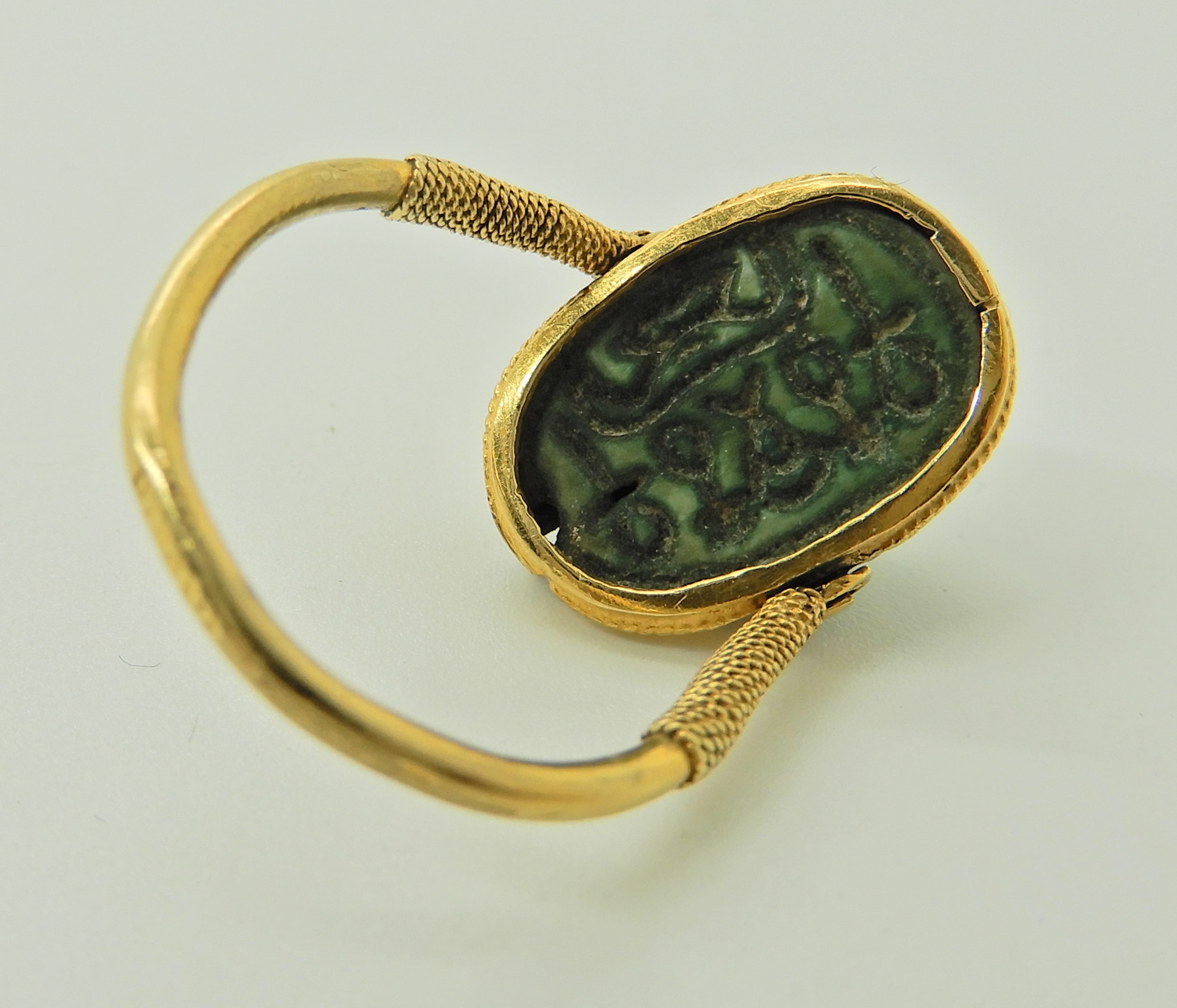An Arabic gold ring set with a turquoise glazed ceramic scarab possibly of the antique in modern - Image 3 of 5
