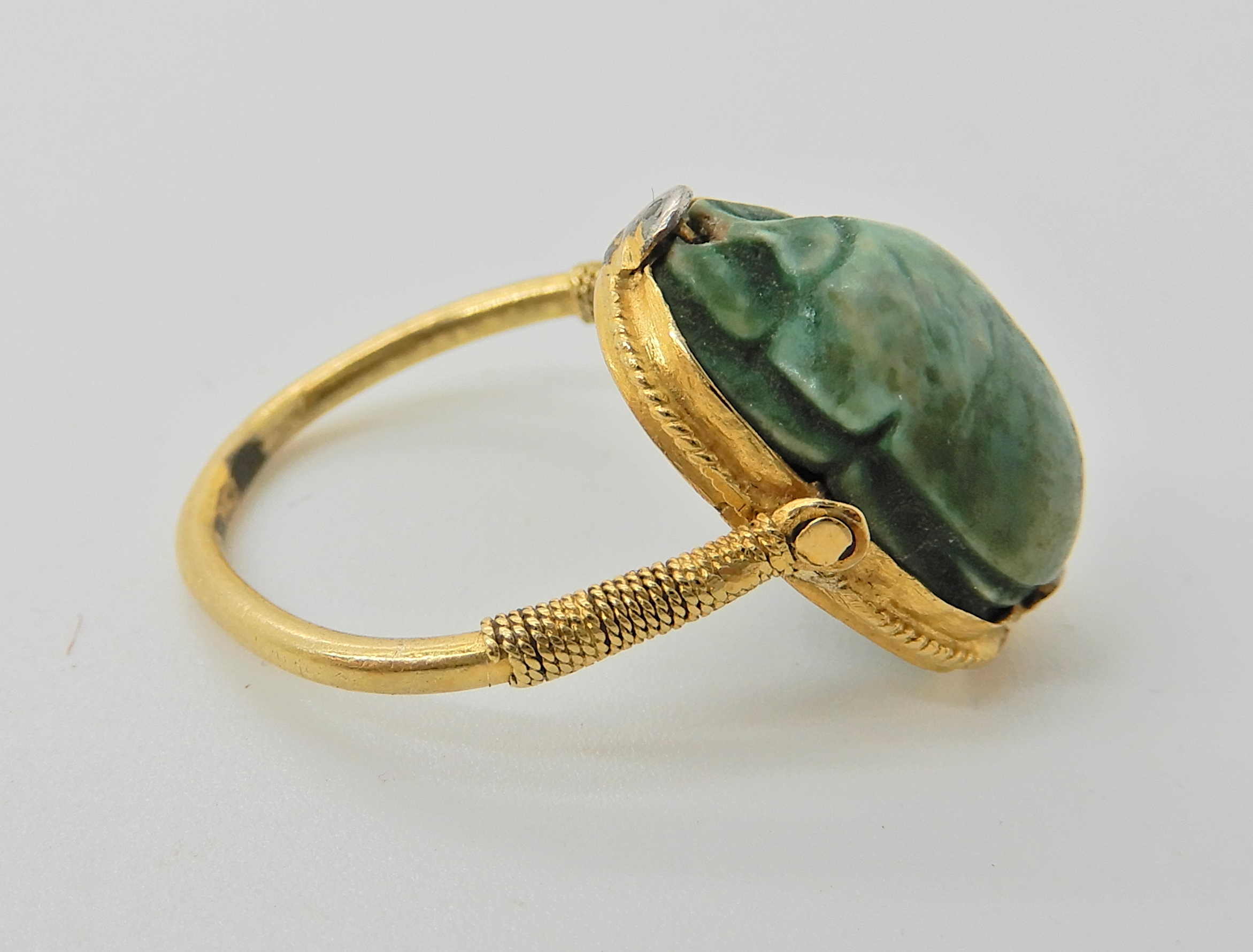 An Arabic gold ring set with a turquoise glazed ceramic scarab possibly of the antique in modern - Image 2 of 5