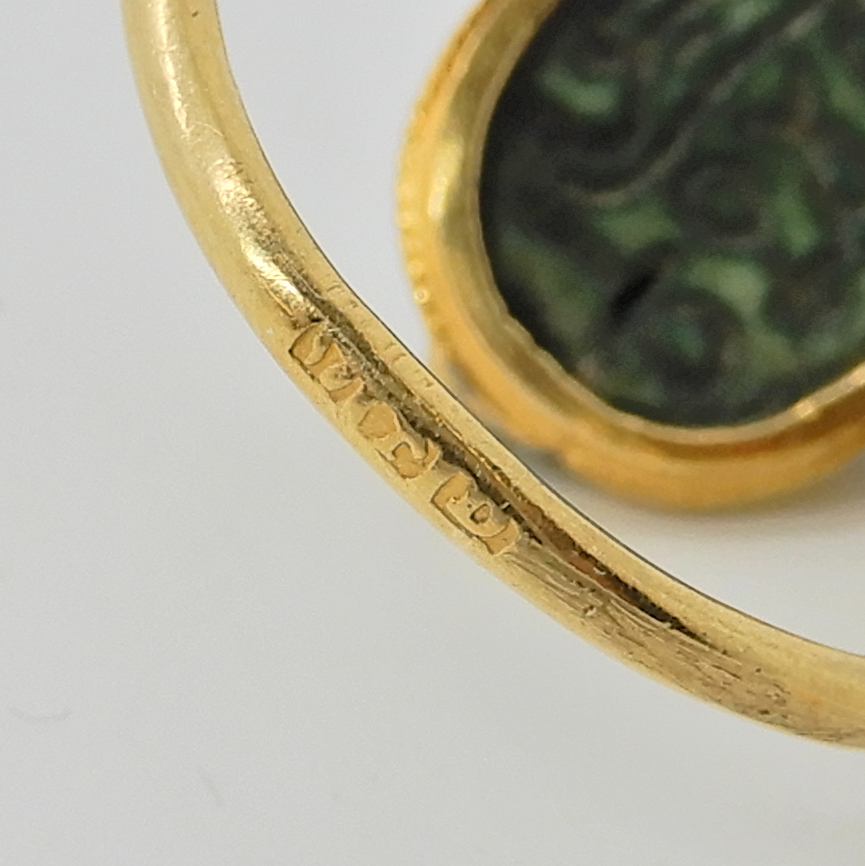 An Arabic gold ring set with a turquoise glazed ceramic scarab possibly of the antique in modern - Image 4 of 5