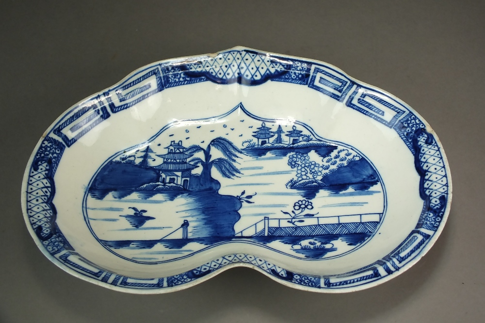 A Caughley heart-shaped dessert dish painted in the Weir pattern within an associated border,