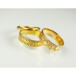 A 22ct gold decorative band,