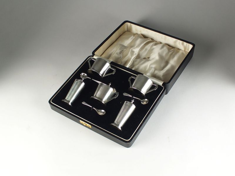 A cased Art Deco silver cruet set