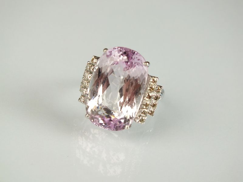 An 18ct gold kunzite dress ring