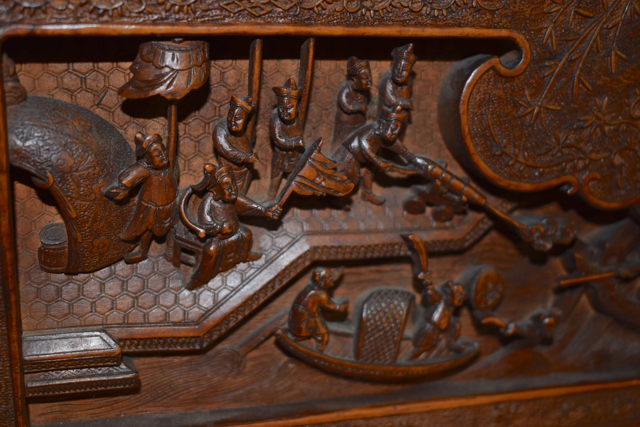 AN IMPORTANT LARGE 18TH/19TH CENTURY CHINESE CARVED SANDALWOOD CASKET AND COVER by Sung Sing Gung, - Bild 5 aus 7