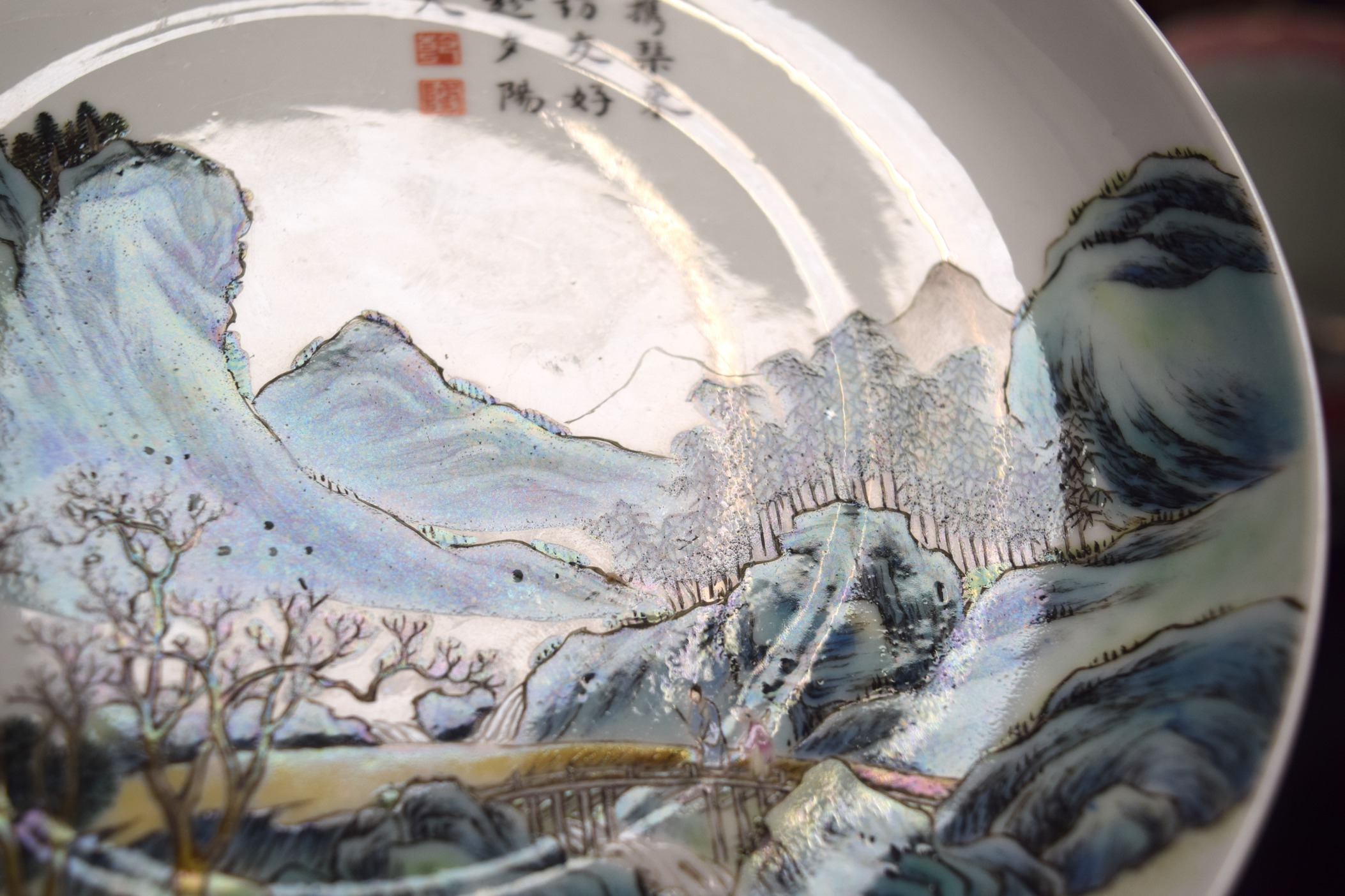 A FINE CHINESE REPUBLICAN PERIOD FAMILLE ROSE LANDSCAPE PLATE with gold footrim, bearing Yongzheng - Bild 10 aus 25