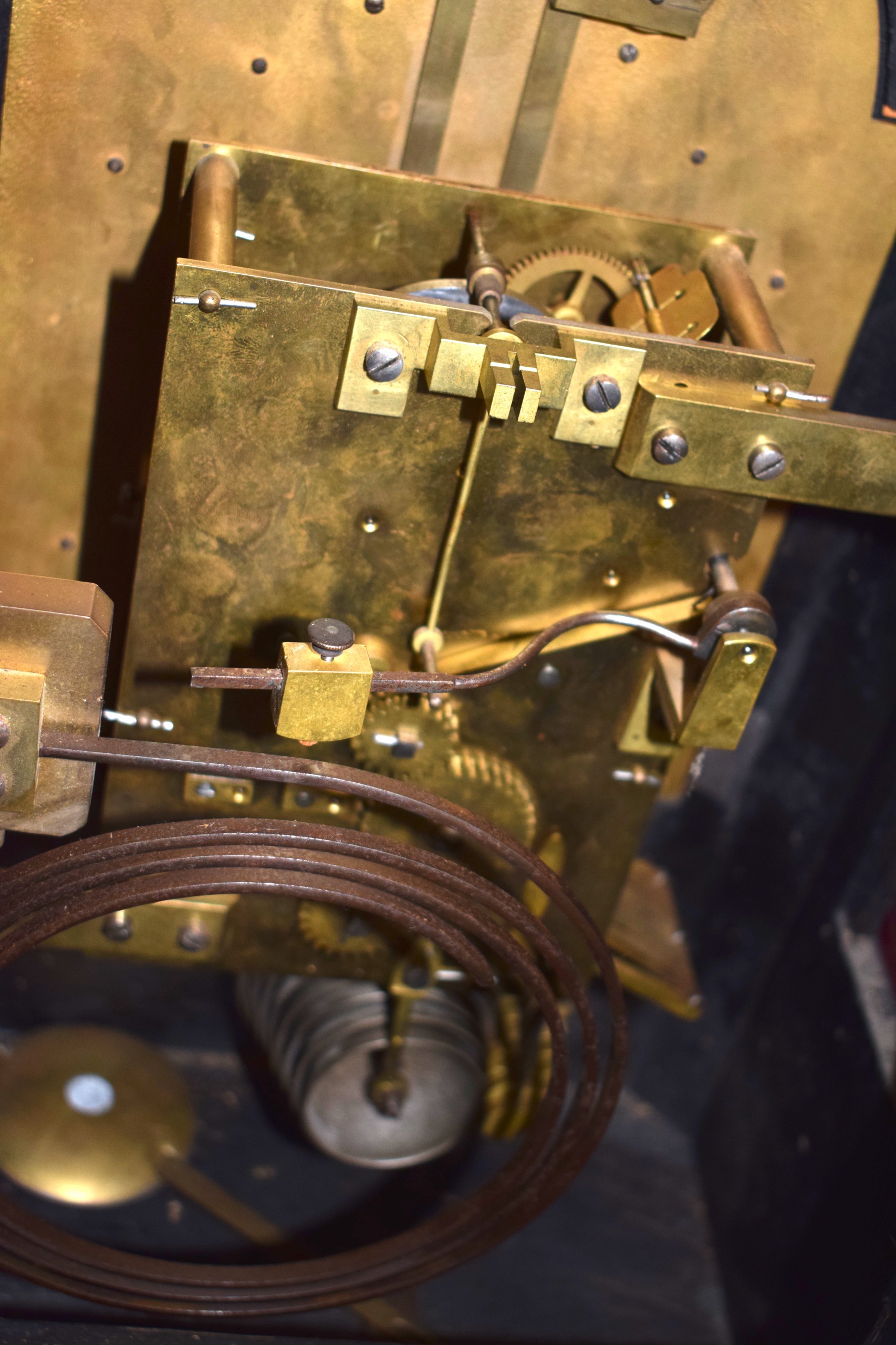 A VERY LARGE 19TH CENTURY EBONISED WESTMINSTER CHIMING BRACKET CLOCK with brass mounts, supported - Bild 6 aus 10