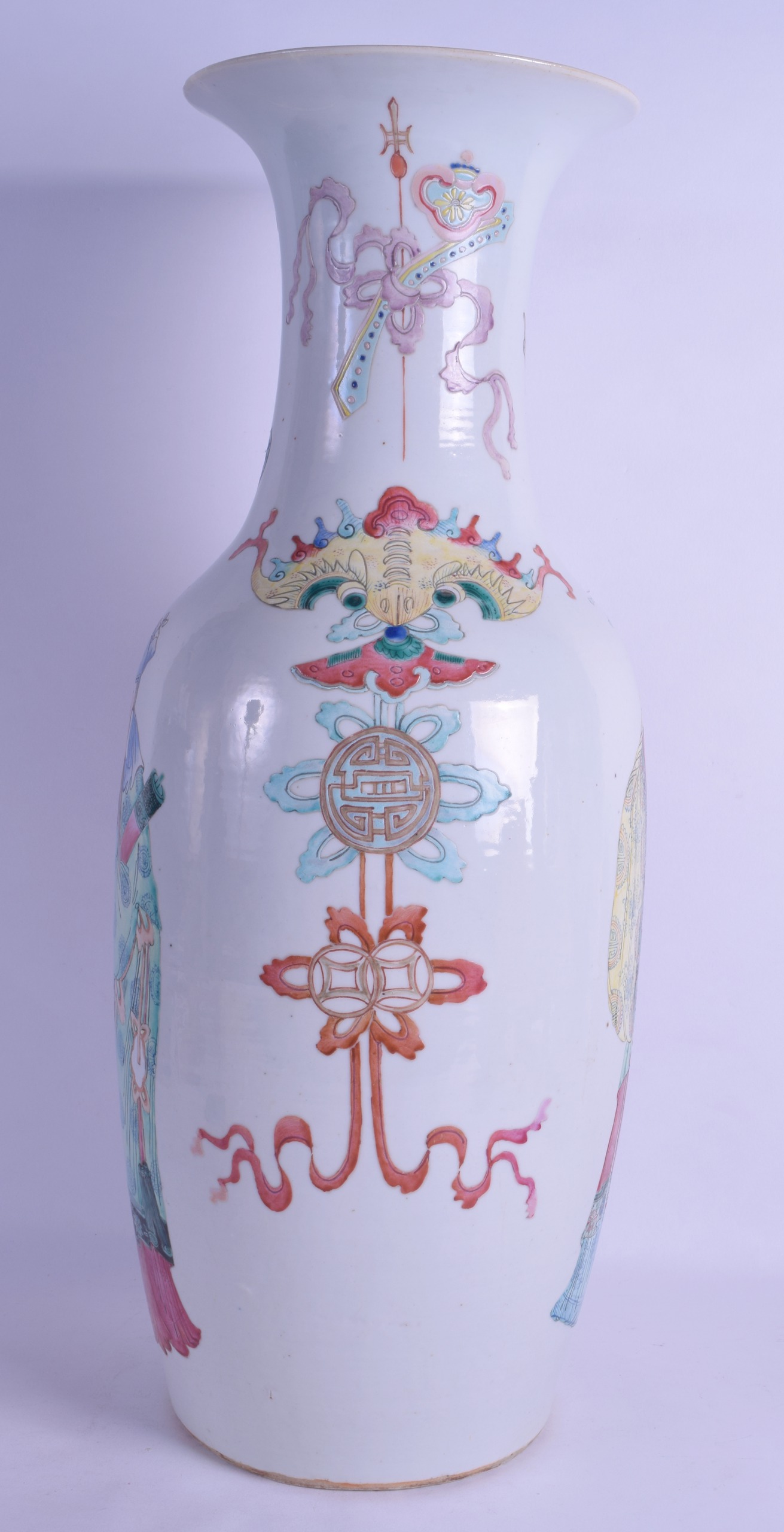 A GOOD LARGE 19TH CENTURY CHINESE FAMILLE ROSE PORCELAIN VASE Jiaqing/Daoguang, painted with - Bild 2 aus 22