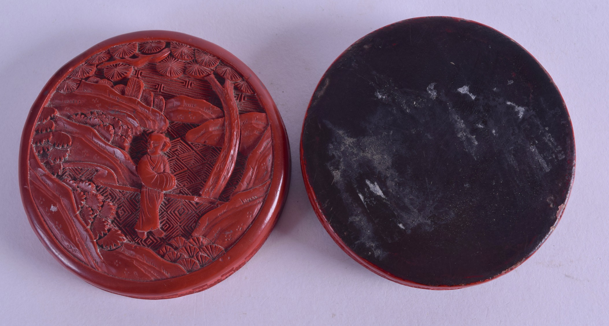 AN 18TH/19TH CENTURY CHINESE CARVED CINNABAR LACQUER BOX AND COVER carved with a single figure - Bild 2 aus 2