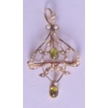 AN ART NOUVEAU 9CT GOLD PEARL AND PERIDOT PENDANT. 3.2 grams.