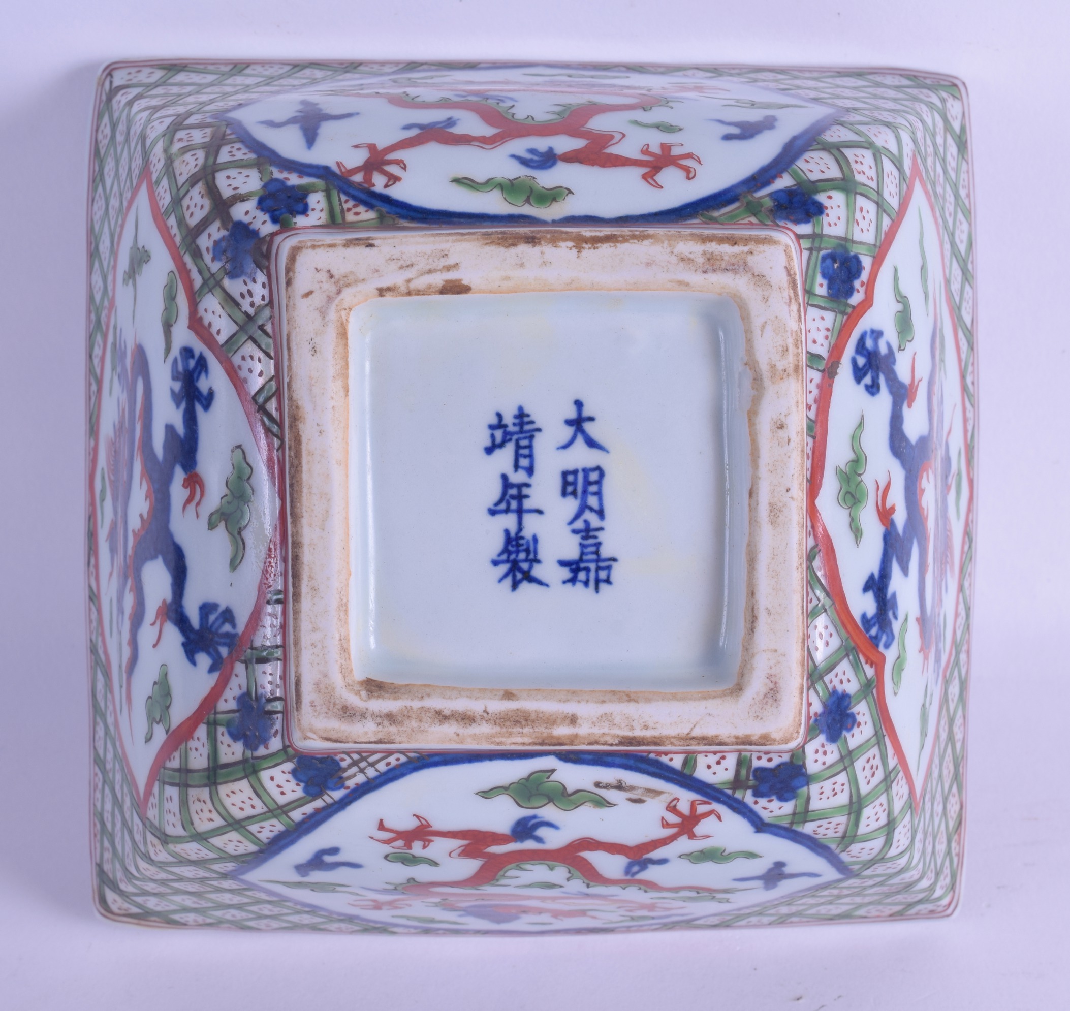 A CHINESE WUCAI SQUARE FORM BOWL bearing Jiajing marks to base, painted with dragons amongst clouds. - Bild 3 aus 4