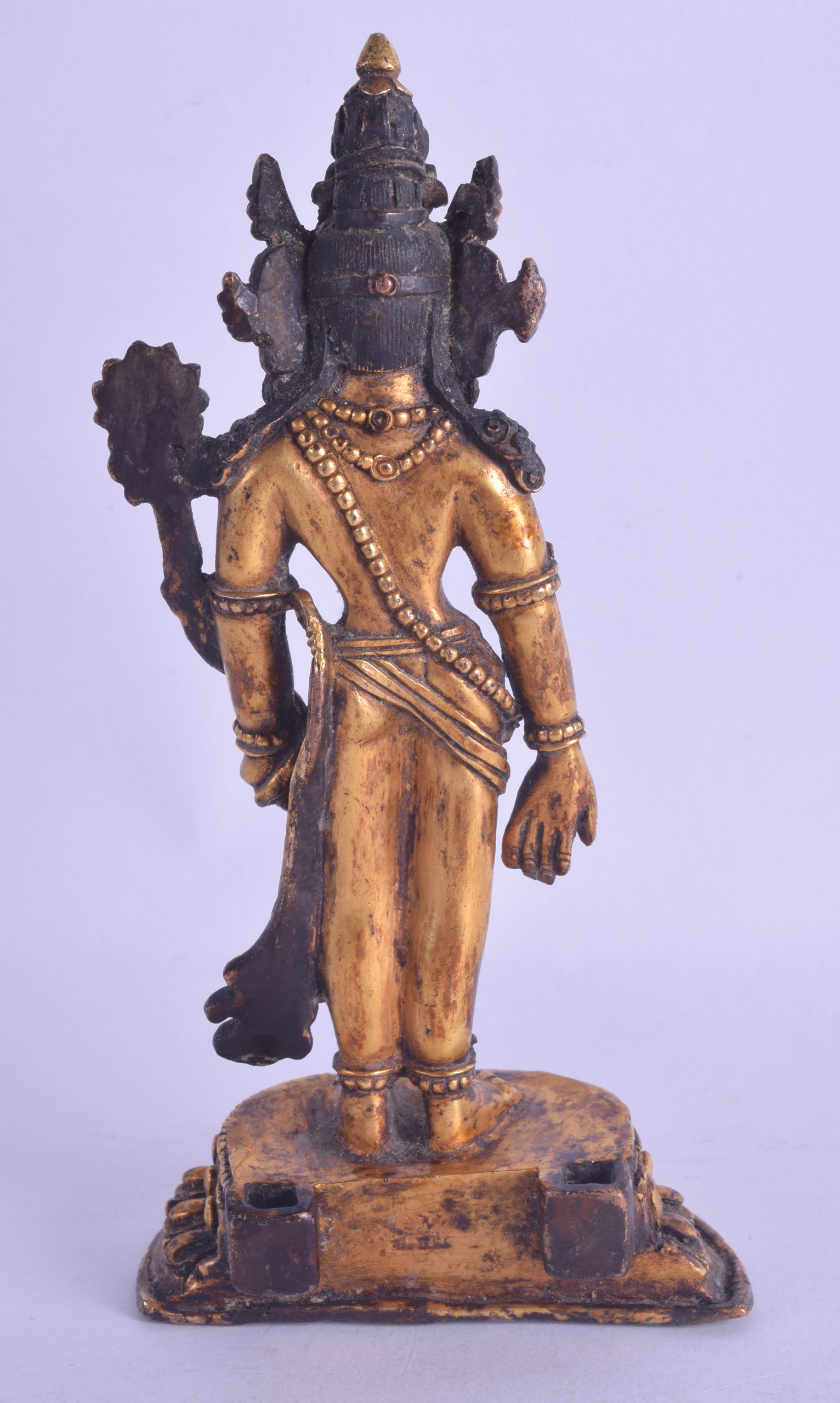 A GOOD 18TH/19TH CENTURY CHINESE TIBETAN GILT BRONZE FIGURE OF A BUDDHA modelled standing upon a - Bild 2 aus 8