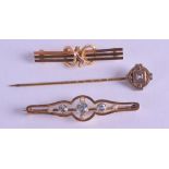 AN ART NOUVEAU 15CT GOLD AND AQUAMARINE BROOCH together with a 9ct brooch & another. Gold 4.3 grams.