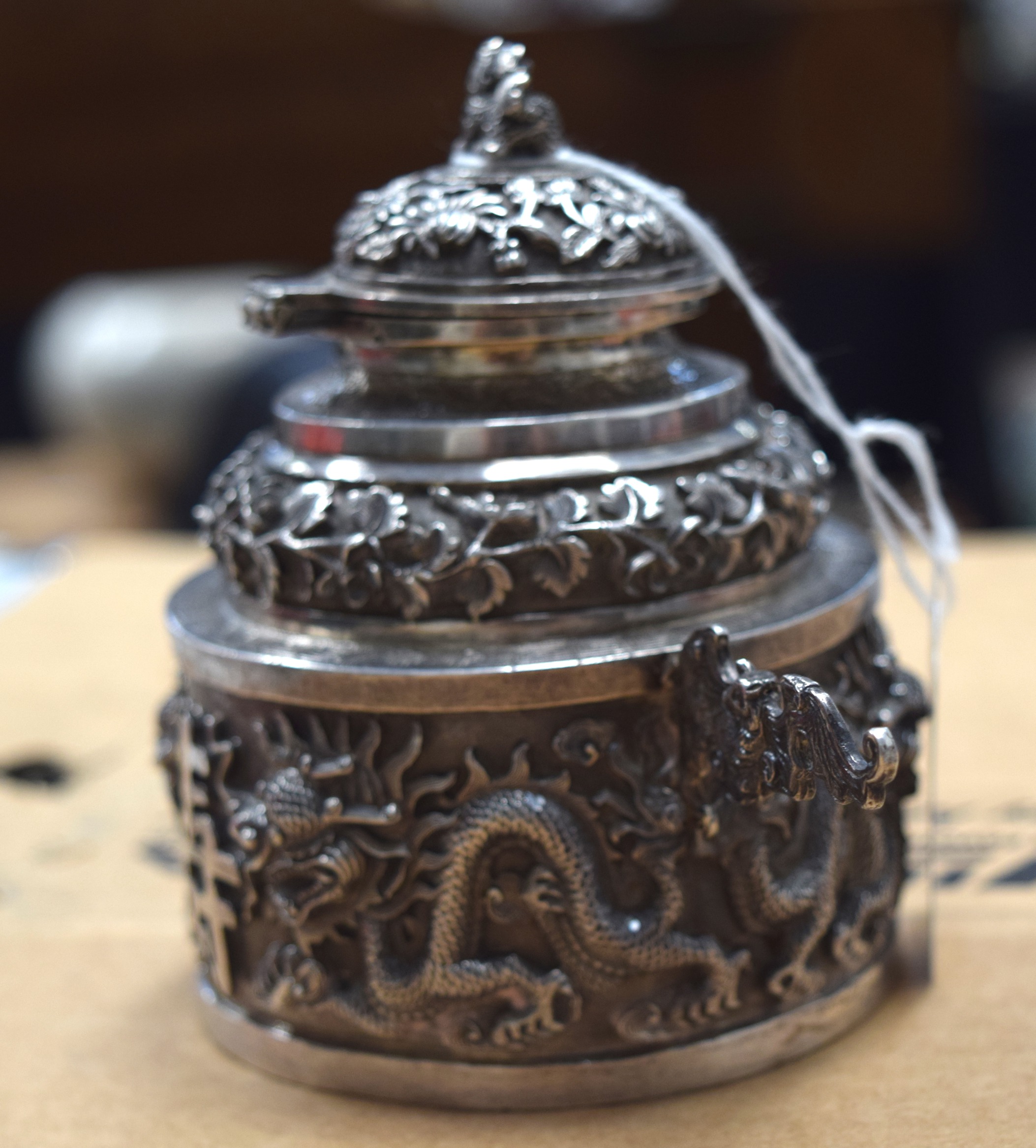 A RARE 19TH CENTURY CHINESE EXPORT SILVER TWIN HANDLED CENSER AND COVER decorated in relief with - Bild 5 aus 7