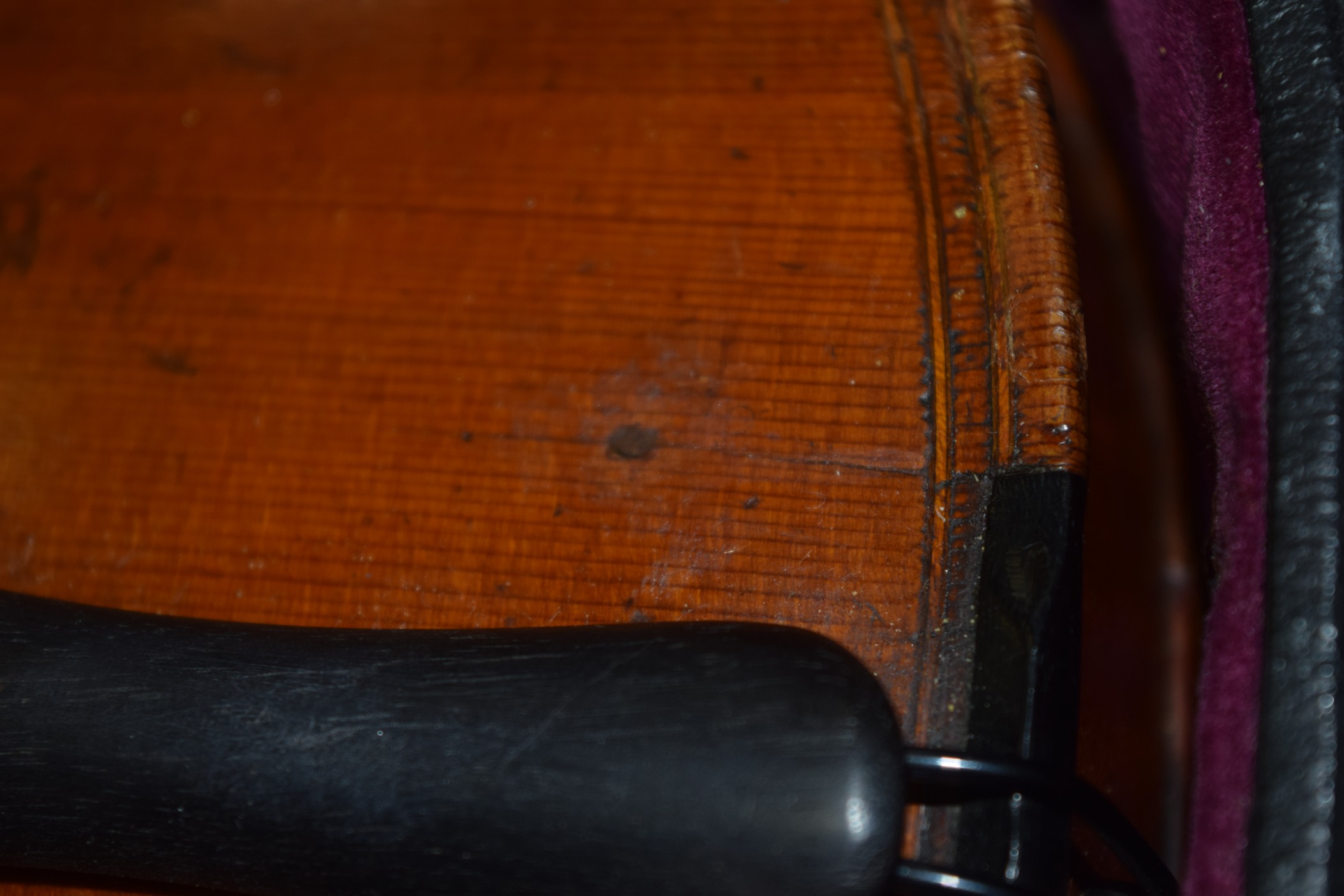 A GOOD ANTIQUE VIOLIN, bearing interior label "Gionvam Paulo Maggini, 1698", together with a bow. - Image 8 of 9