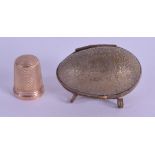 A GILT CASED 9CT YELLOW GOLD THIMBLE. 4.1 grams.