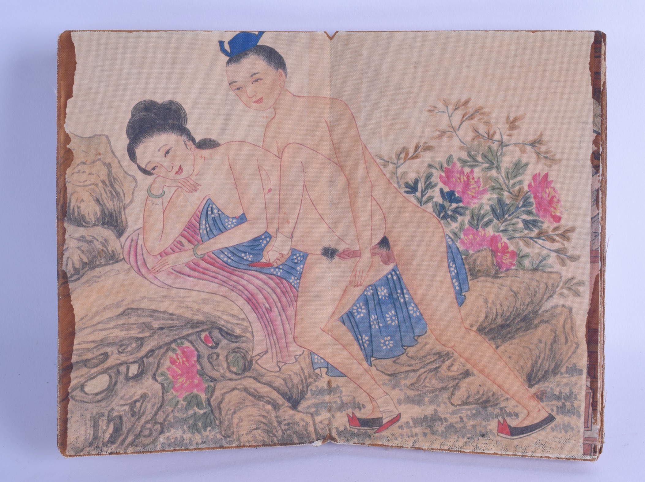 A CHINESE FIVE SECTION EROTIC FOLDING BOOKLET depicting figures within interiors and landscapes, - Bild 2 aus 4