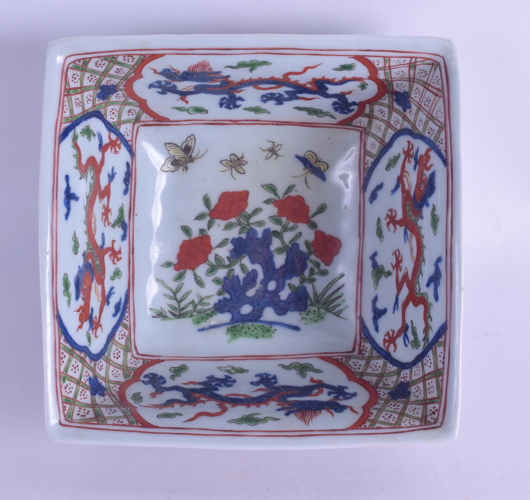 A CHINESE WUCAI SQUARE FORM BOWL bearing Jiajing marks to base, painted with dragons amongst clouds. - Bild 4 aus 4