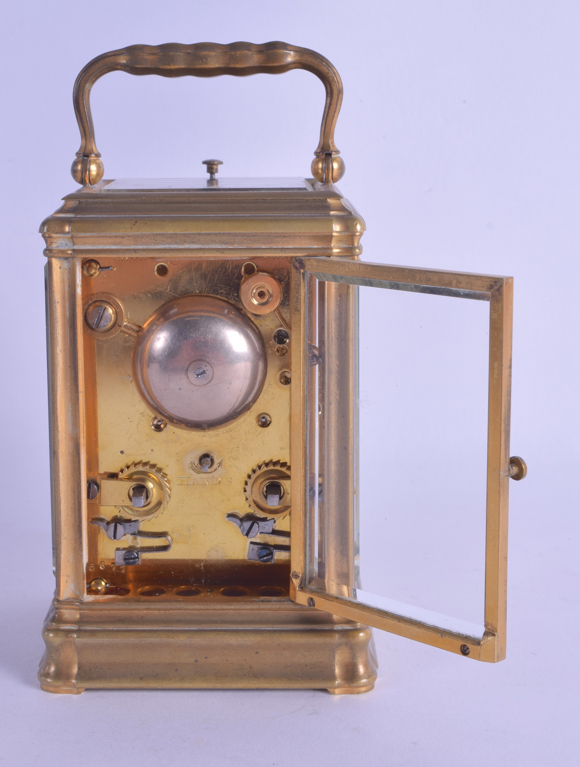 A LATE 19TH CENTURY FRENCH REPEATING BRASS CARRIAGE CLOCK with circular enamel dial and black - Bild 3 aus 4