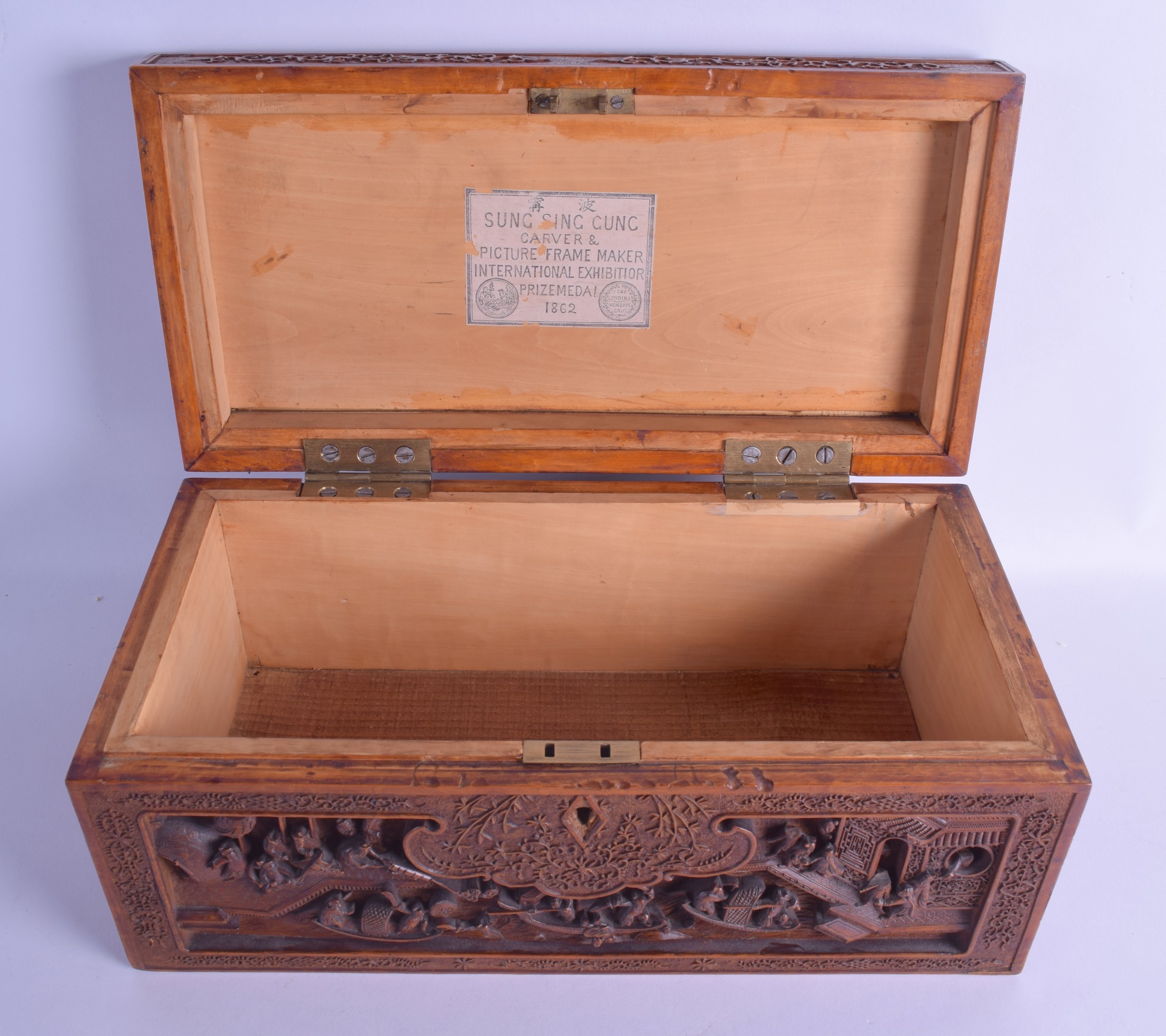 AN IMPORTANT LARGE 18TH/19TH CENTURY CHINESE CARVED SANDALWOOD CASKET AND COVER by Sung Sing Gung, - Bild 4 aus 7