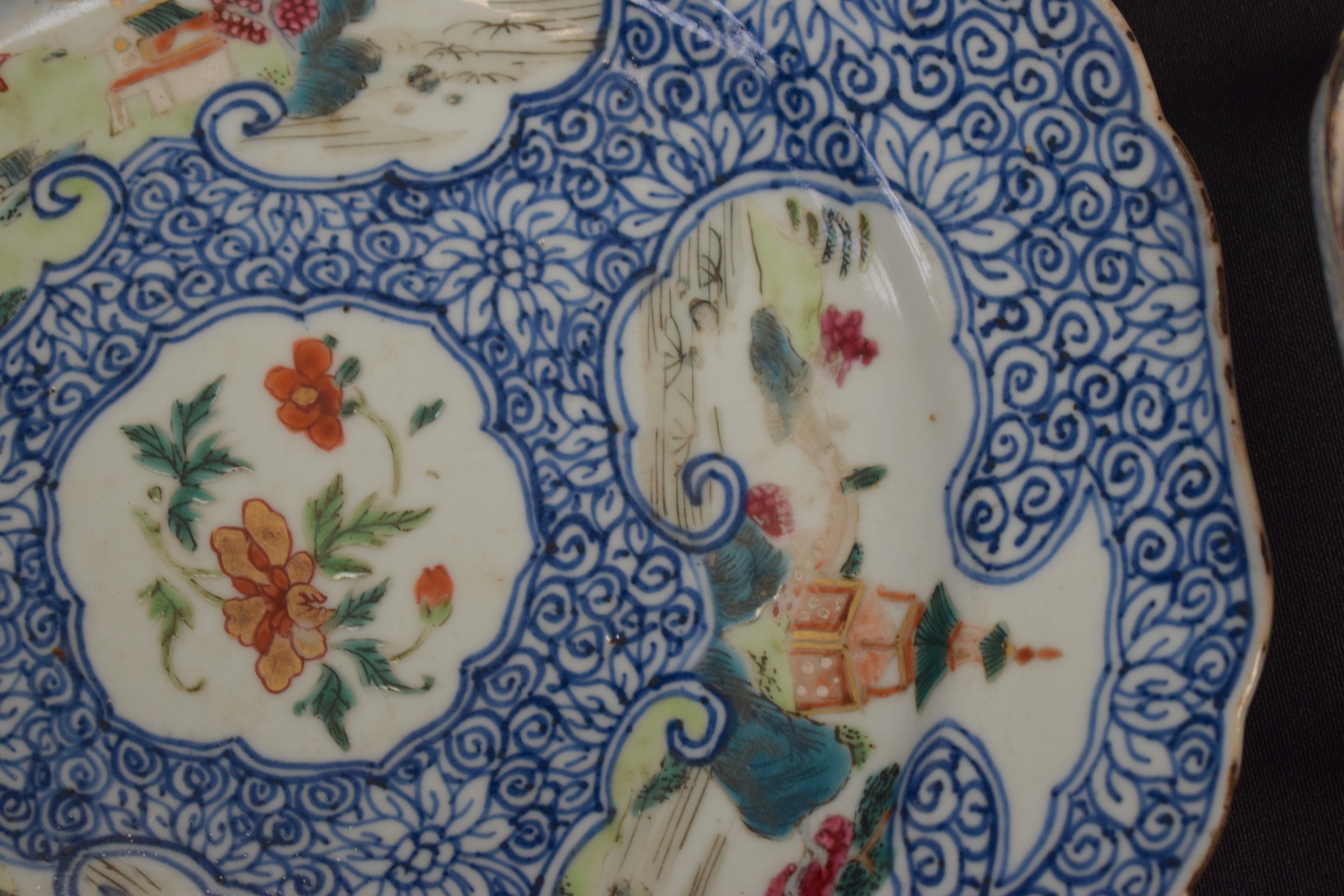 A GOOD 18TH CENTURY CHINESE DOUCAI PORCELAIN SAUCER DISH Qianlong mark and late in the period, - Bild 8 aus 8