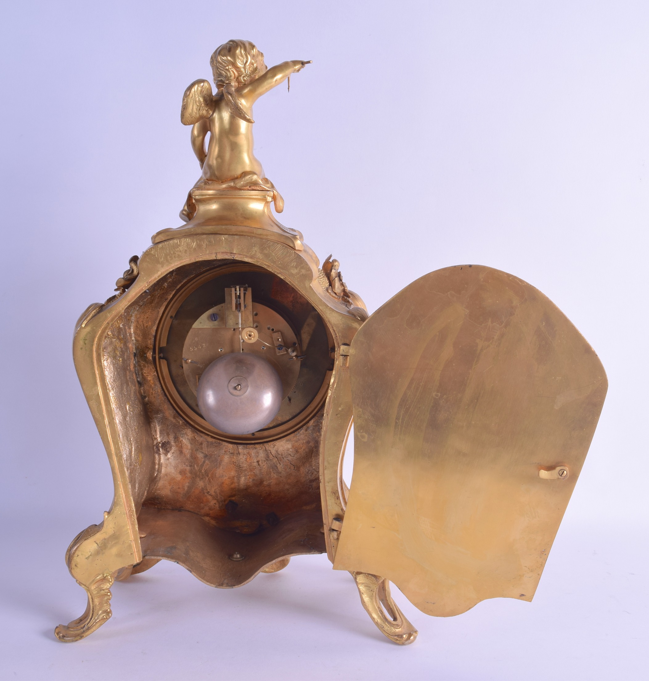 A MID 19TH CENTURY FRENCH ORMOLU ROCOCO MANTEL CLOCK modelled with a seated cupid upon a scrolling - Bild 2 aus 2