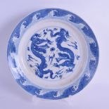 A 17TH CENTURY CHINESE BLUE AND WHITE CIRCULAR PLATE Kangxi, painted with two opposing dragons. 20.5