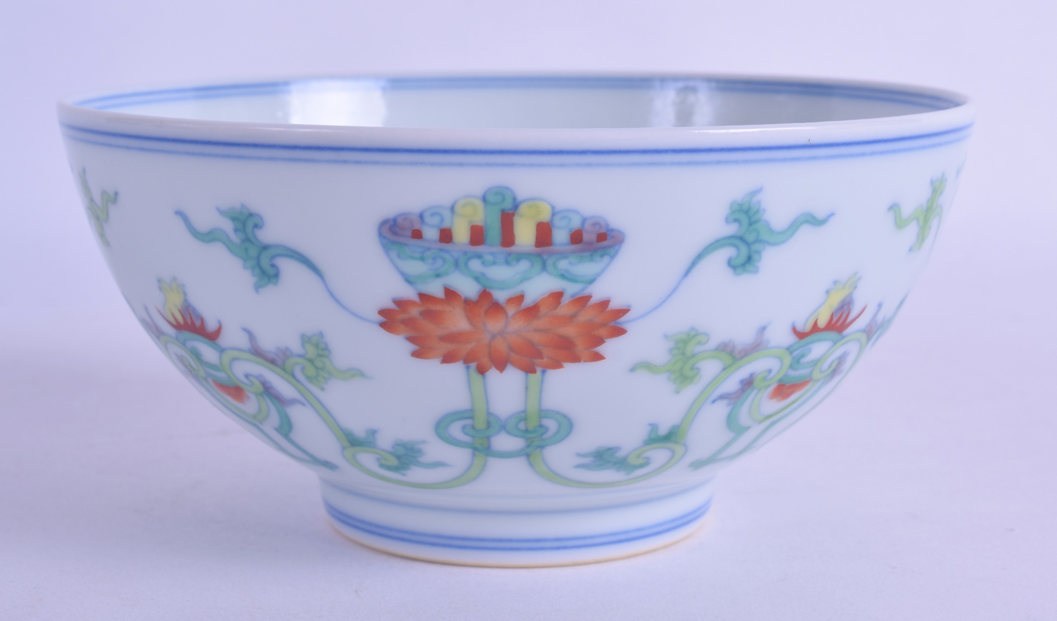 A CHINESE DOUCAI PORCELAIN CIRCULAR BOWL bearing Qianlong marks to base, painted with flowers and - Bild 2 aus 18