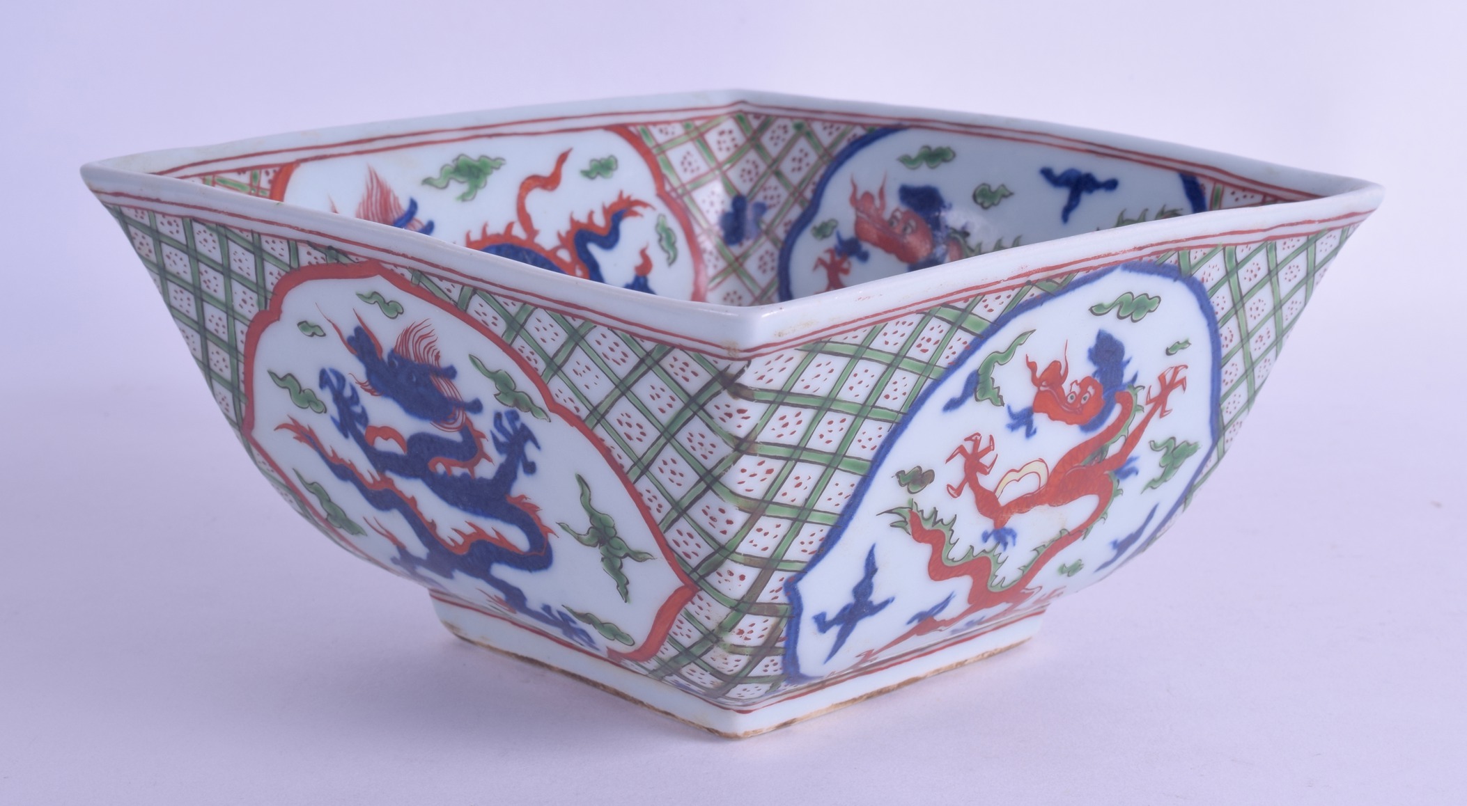 A CHINESE WUCAI SQUARE FORM BOWL bearing Jiajing marks to base, painted with dragons amongst clouds. - Bild 2 aus 4