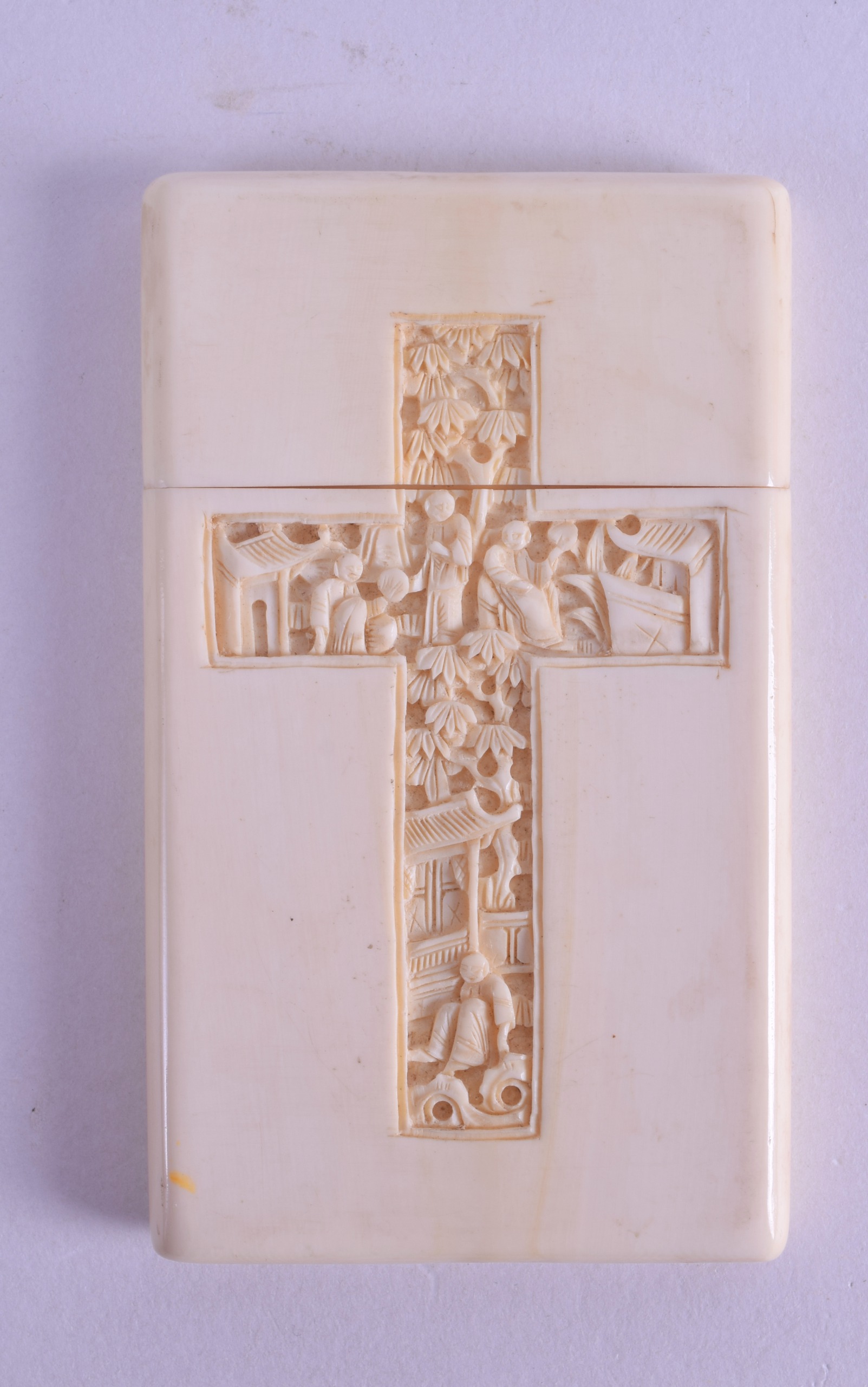A 19TH CENTURY CHINESE CANTON CARVED IVORY CARD CASE decorated with figures within a crucifix. 5.5 - Bild 2 aus 2