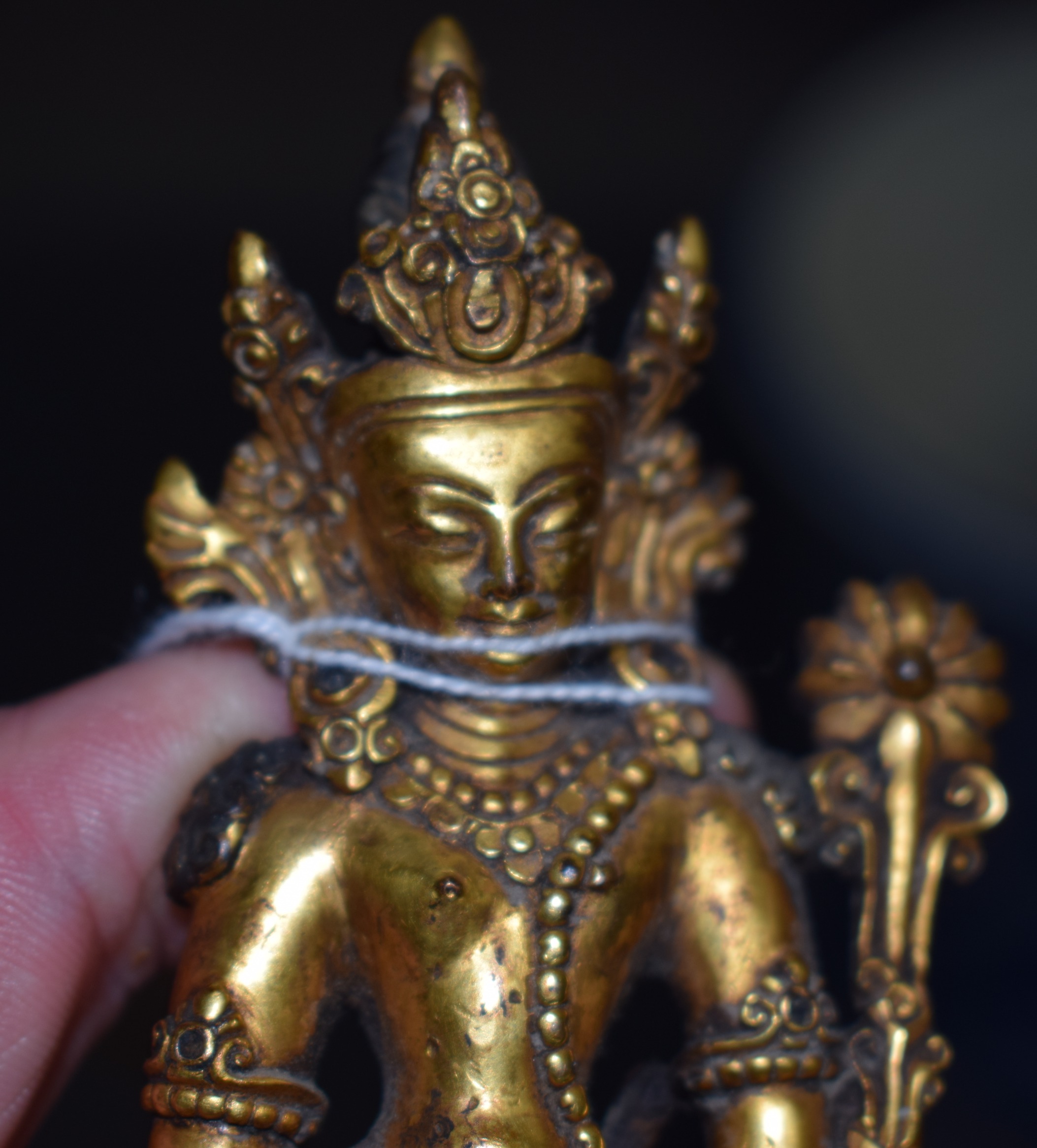 A GOOD 18TH/19TH CENTURY CHINESE TIBETAN GILT BRONZE FIGURE OF A BUDDHA modelled standing upon a - Bild 7 aus 8