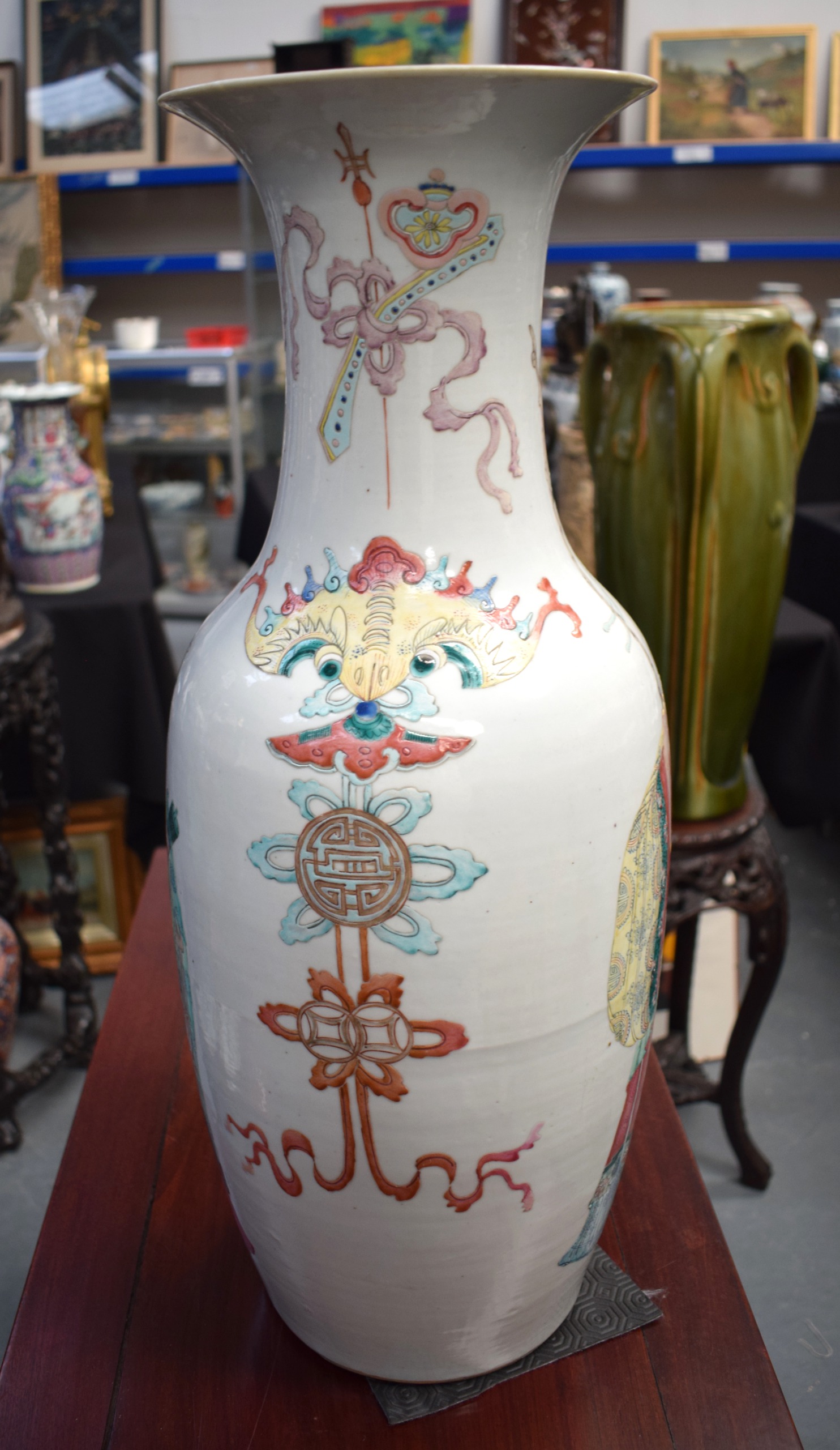 A GOOD LARGE 19TH CENTURY CHINESE FAMILLE ROSE PORCELAIN VASE Jiaqing/Daoguang, painted with - Bild 14 aus 22