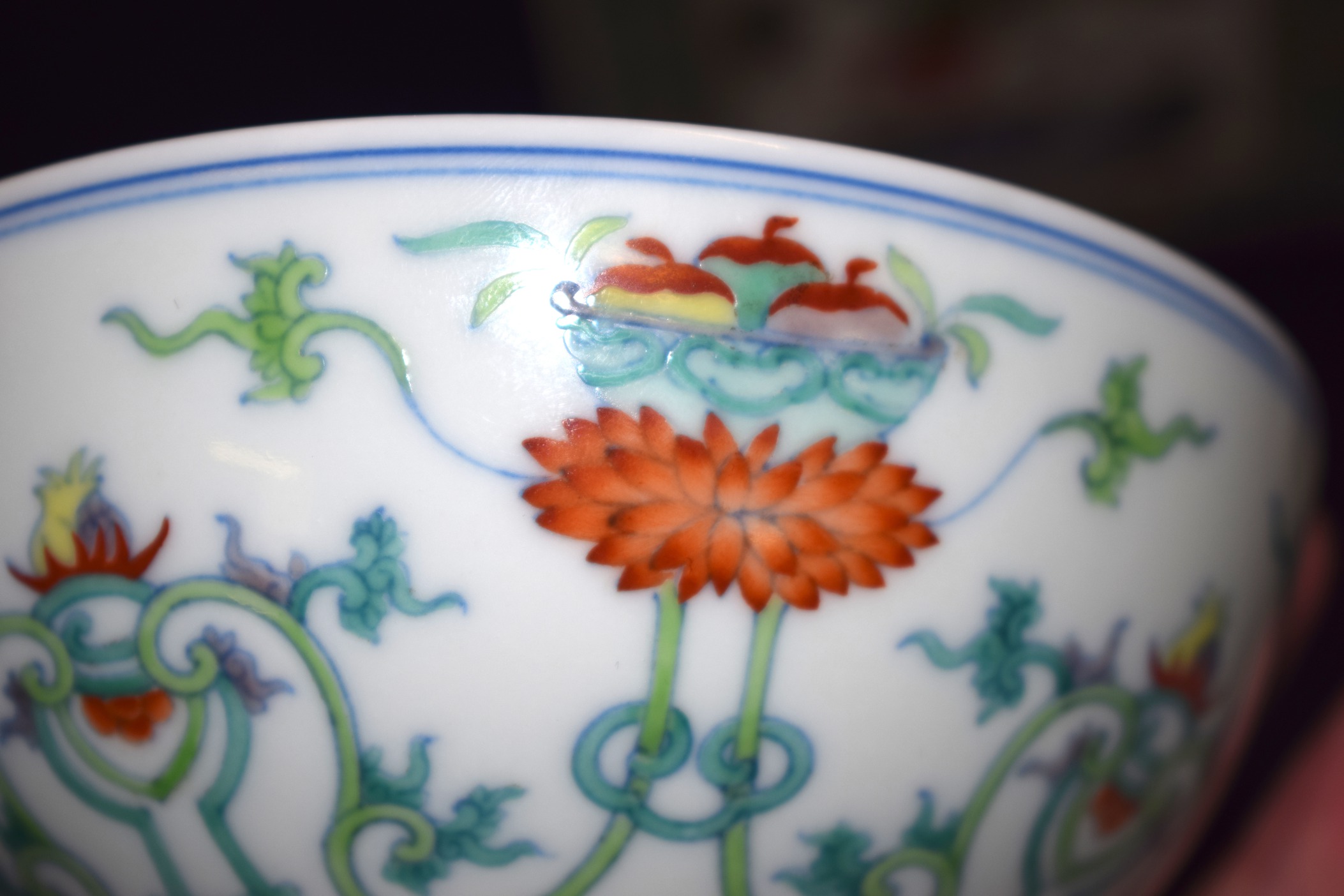 A CHINESE DOUCAI PORCELAIN CIRCULAR BOWL bearing Qianlong marks to base, painted with flowers and - Bild 17 aus 18