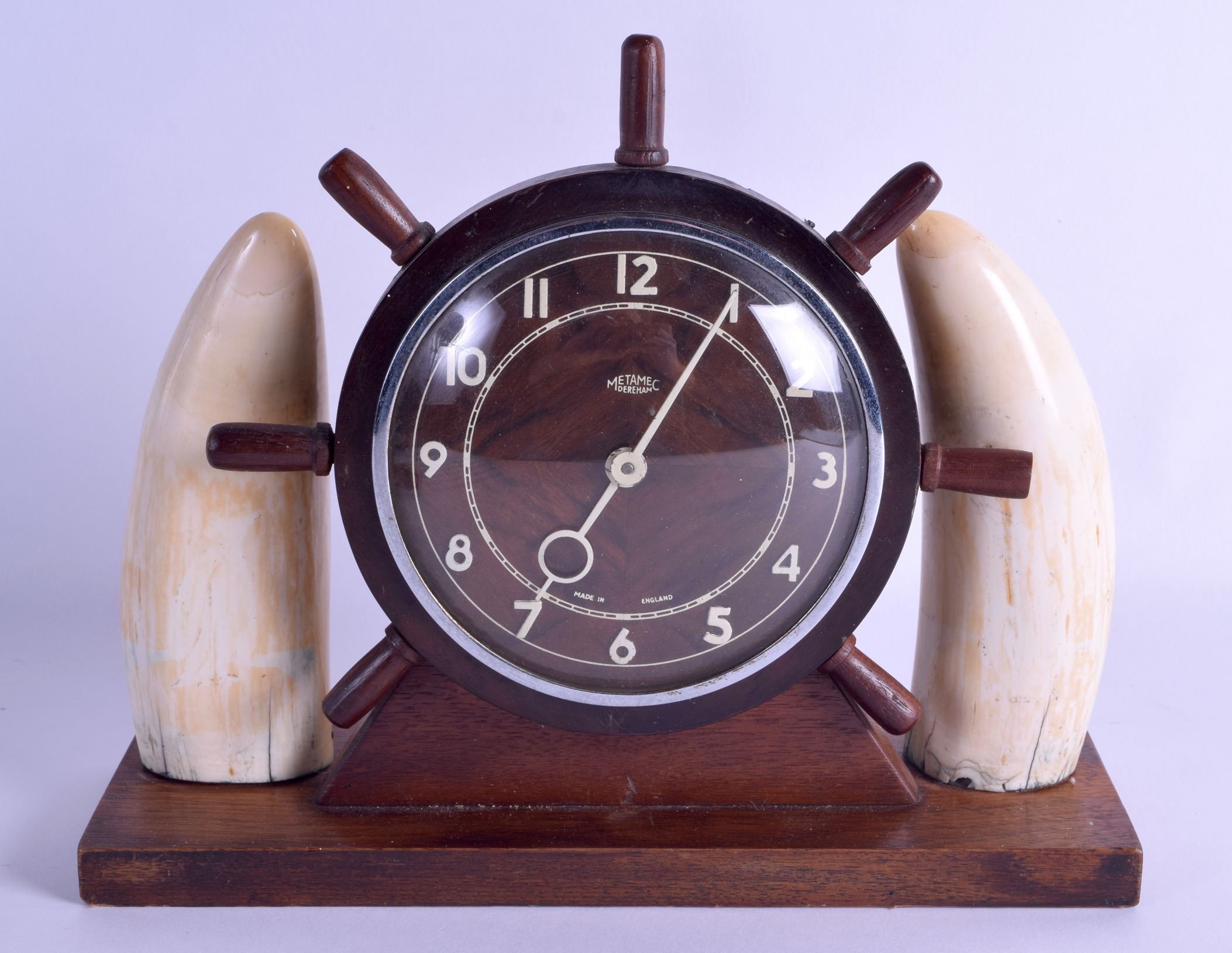 AN EARLY 20TH CENTURY CARVED OAK SHIPS WHEEL MARITIME MANTEL CLOCK by Metamec of Dereham. 26 cm x 22 - Bild 2 aus 2