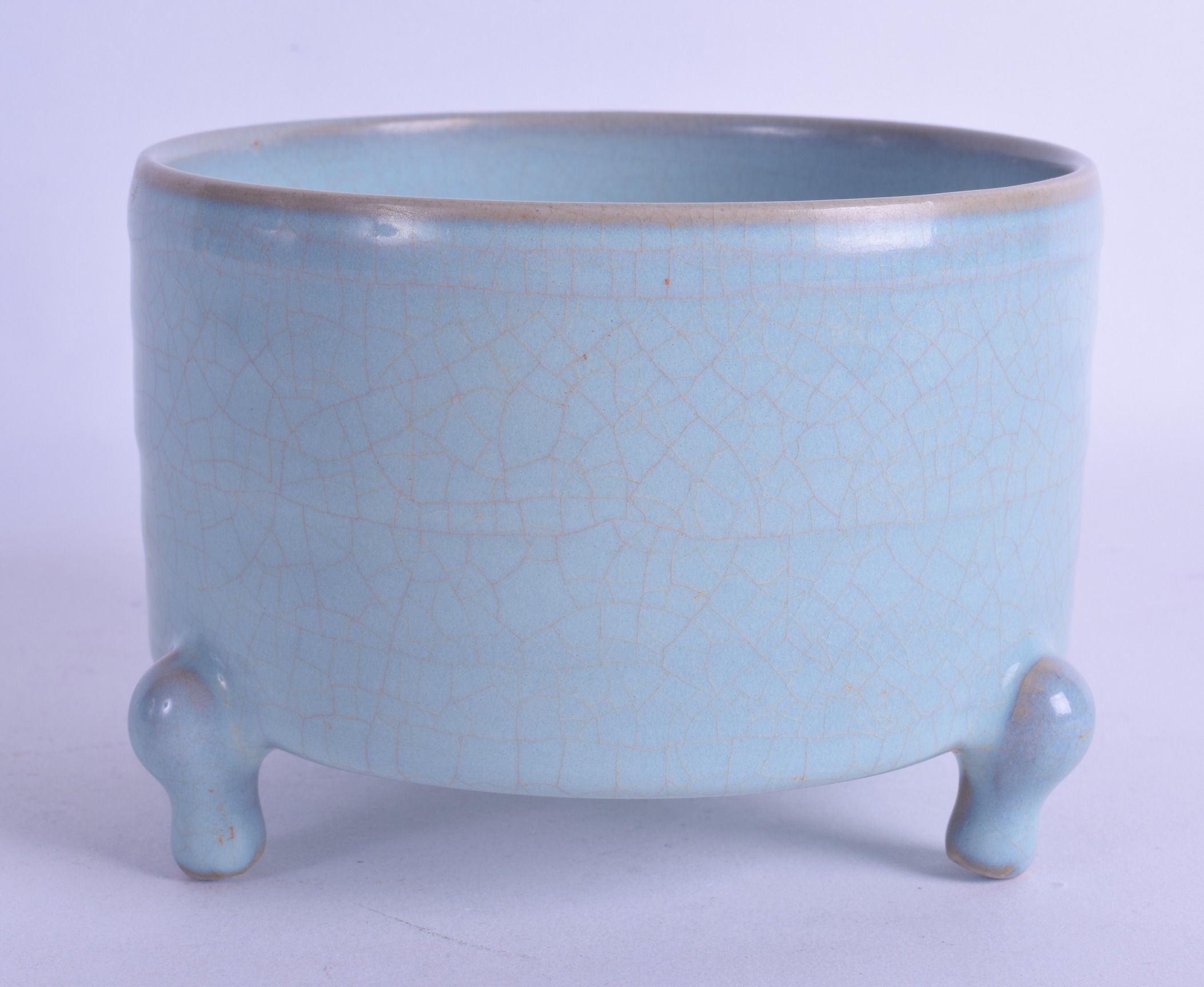 A CHINESE JUN WARE PALE BLUE GLAZED BRUSH WASHER with ribbed body. 13 cm wide. - Bild 2 aus 3