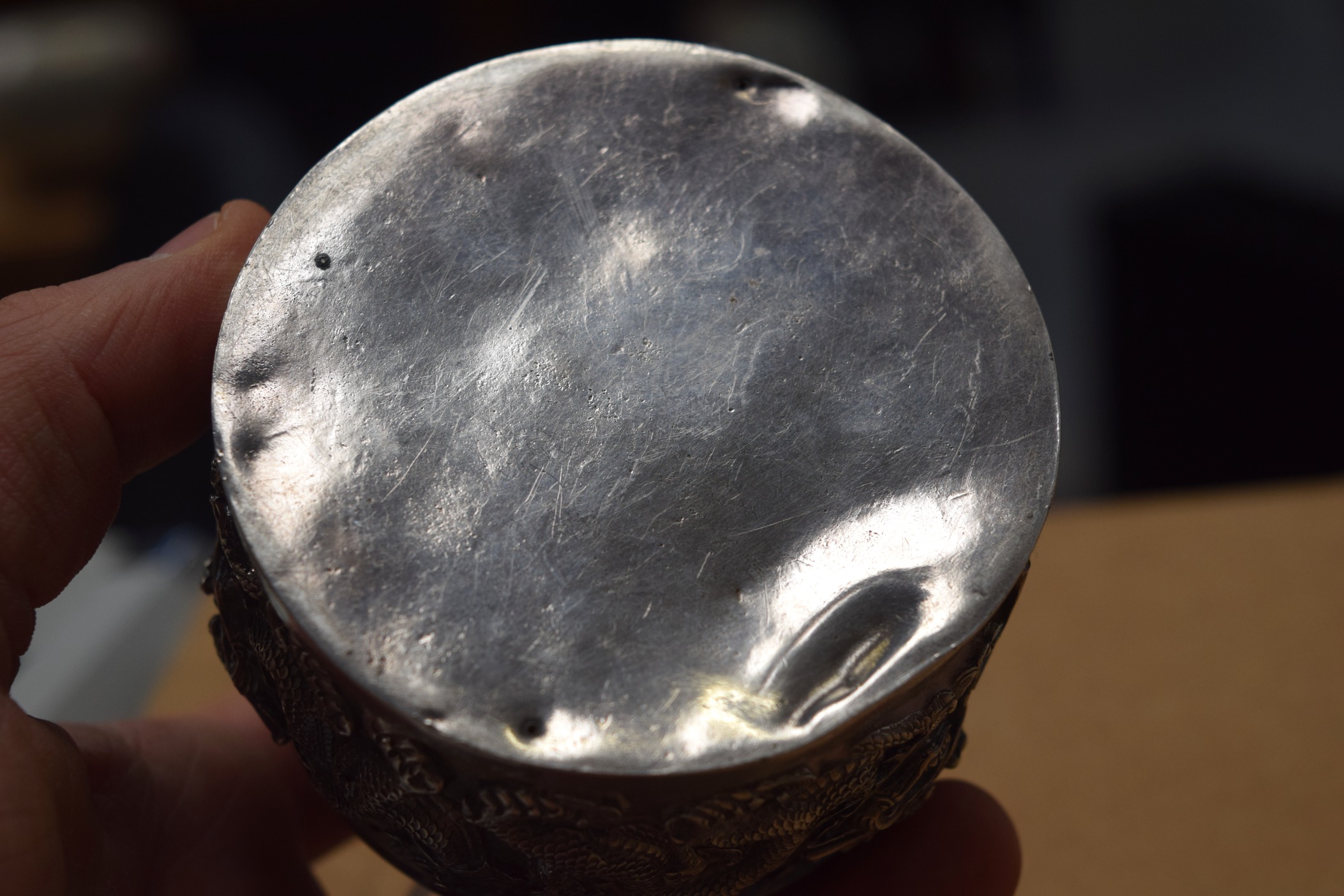 A RARE 19TH CENTURY CHINESE EXPORT SILVER TWIN HANDLED CENSER AND COVER decorated in relief with - Bild 7 aus 7